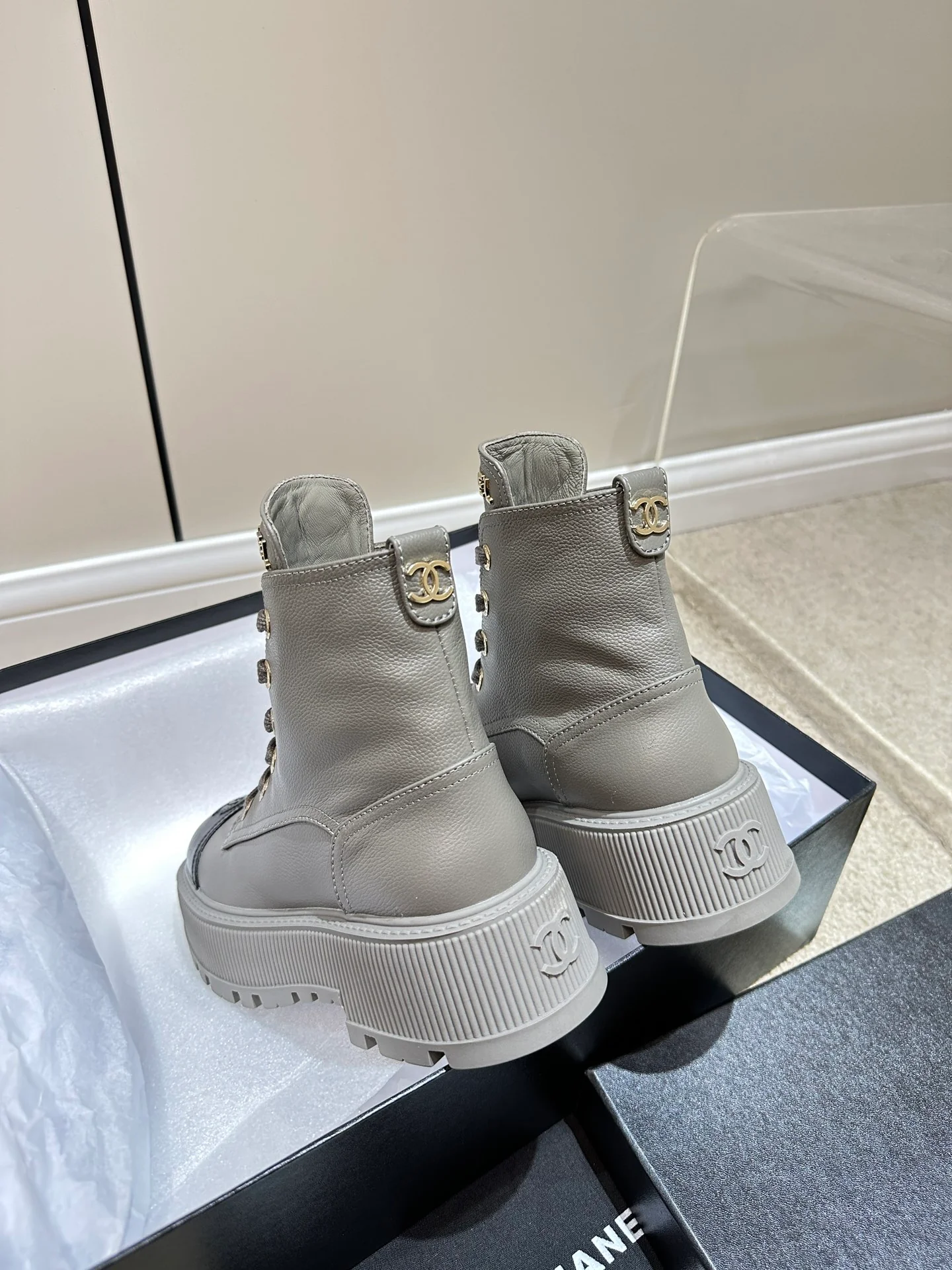 Новинка сезона весна/лето 2023 от Chanel - Мотоциклетные ботинки из зернистой телячьей кожи с эффектом личи - Серые