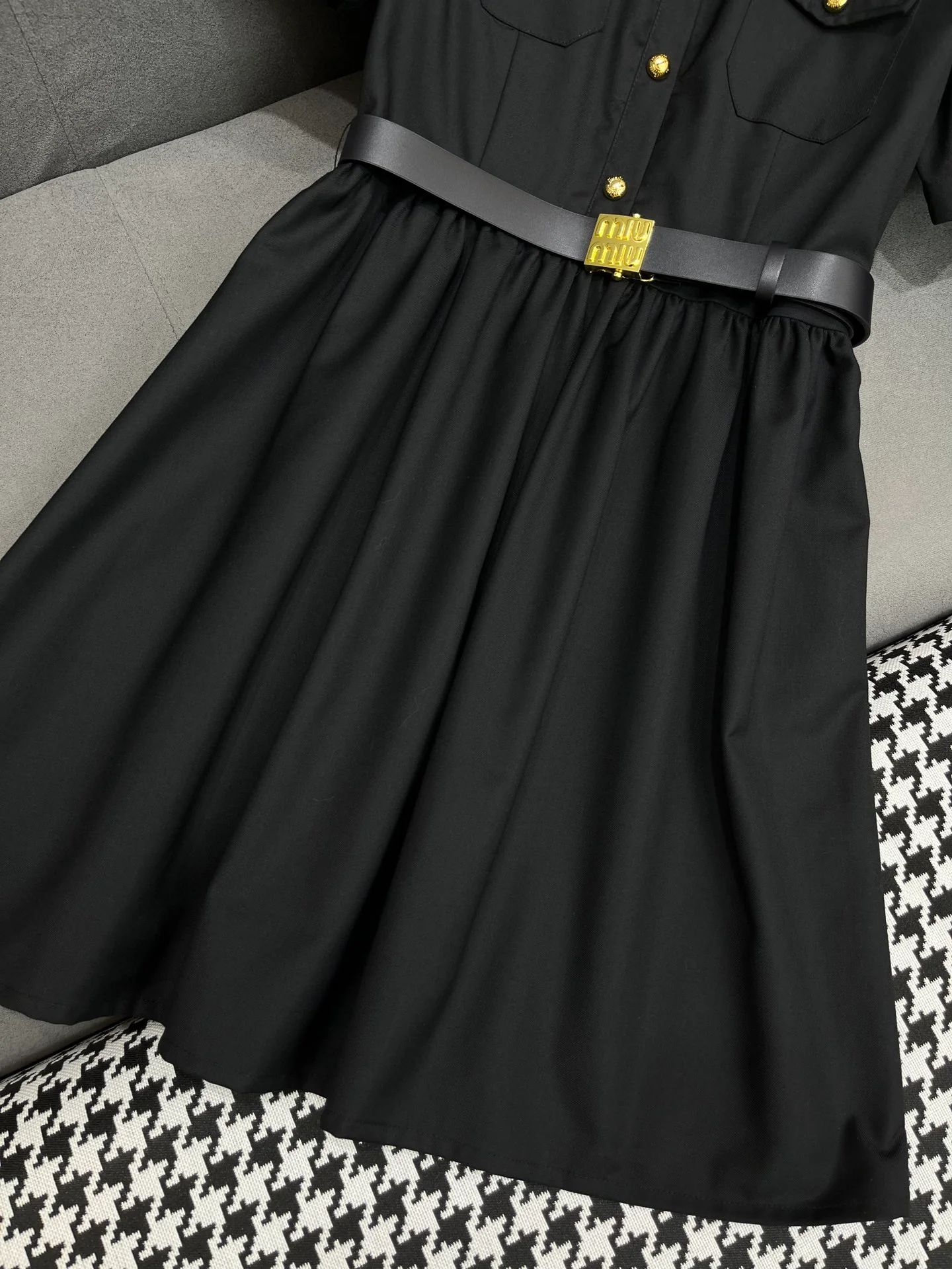 Miu Miu - Летнее платье нового стиля 2404-24ss с отложным воротником, вышивкой в ??виде букв и поясом - Модное черное