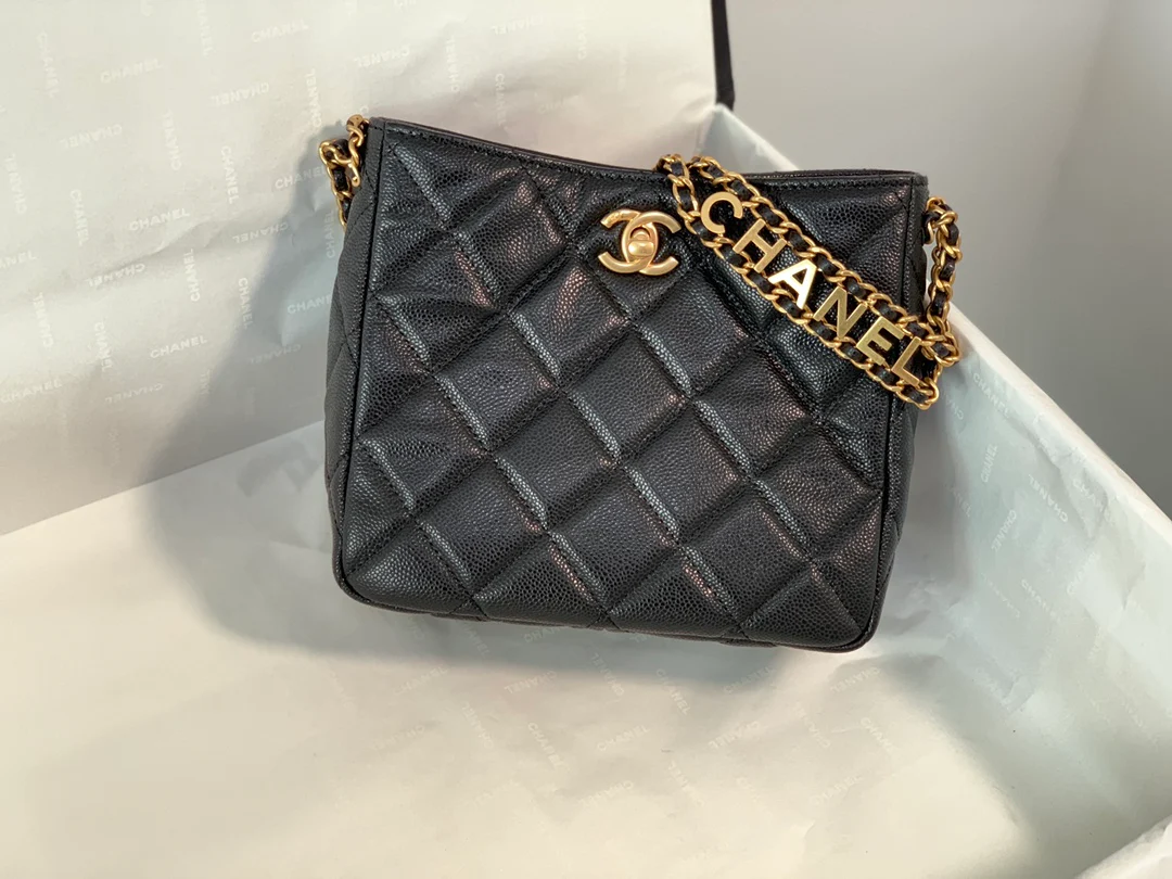 Коллекция Chanel Весна/Лето 2022 - Сумка-хобо Letter - Маленькая