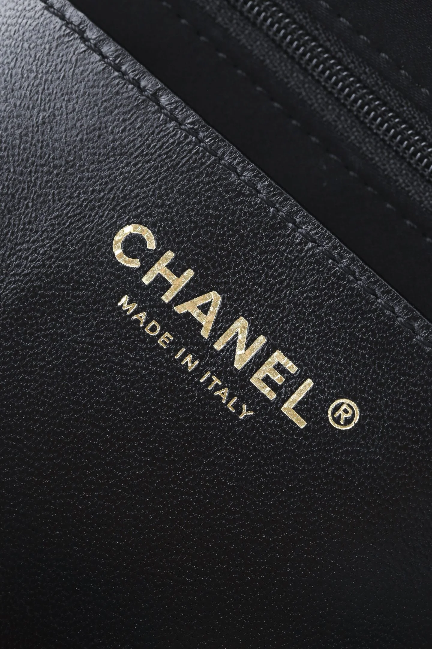 Сумка Chanel в стиле хиппи с золотой монетой 25 пенсов — черно-золотая.