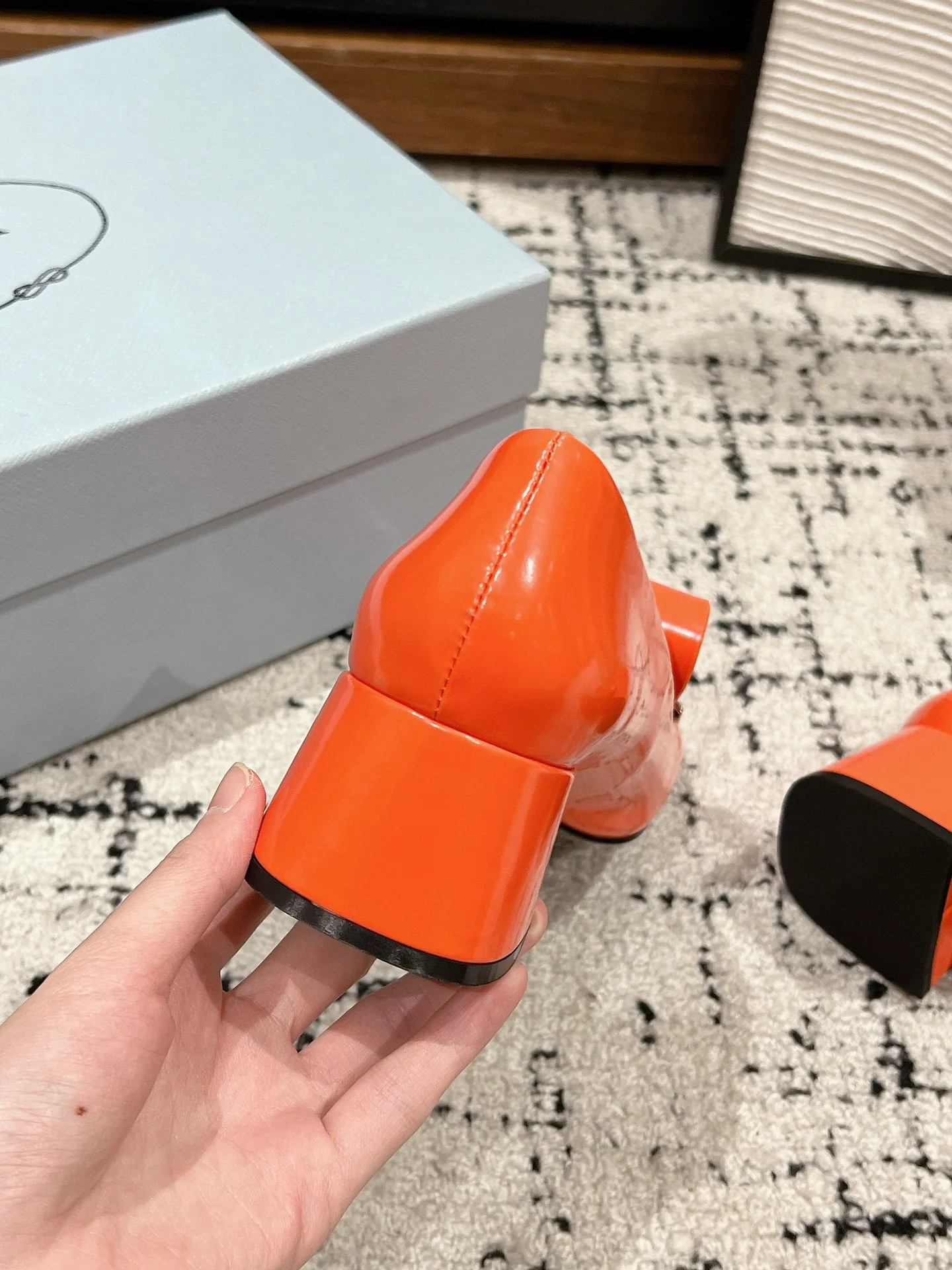 Туфли-мэри-джейн на массивном каблуке Prada 2024 года - оранжевые.