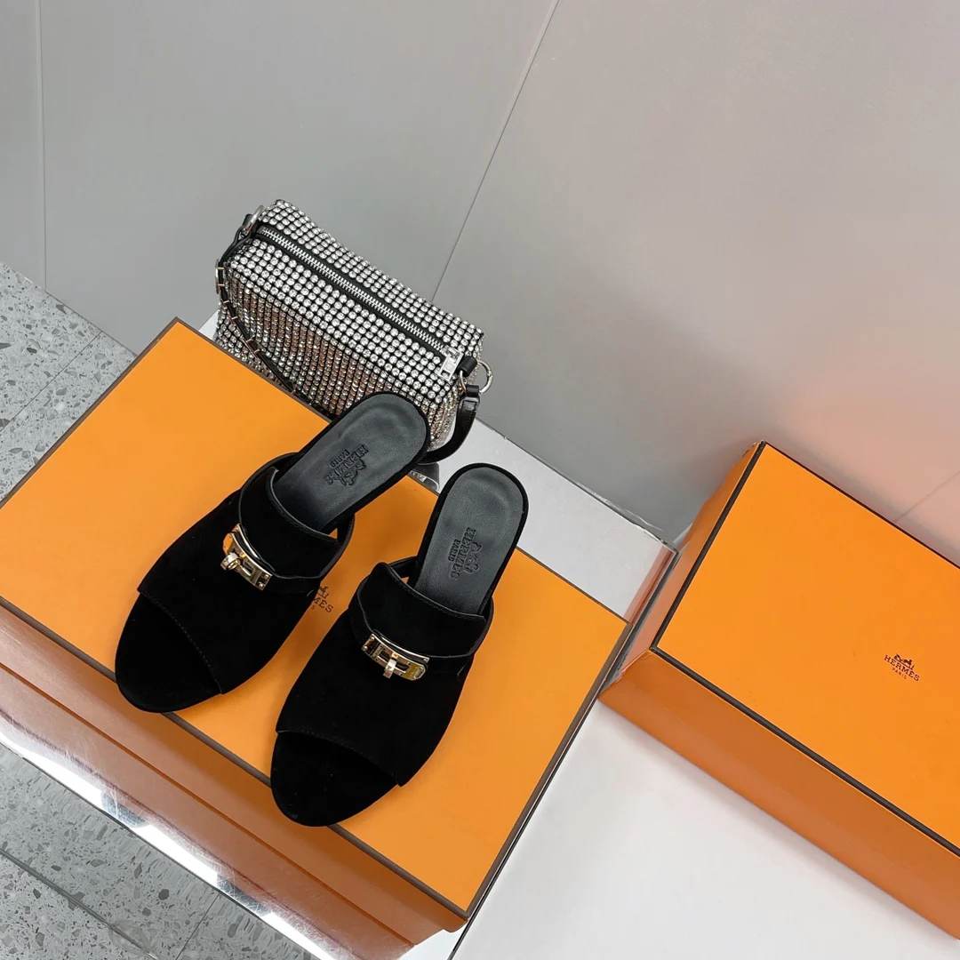 Новинка сезона осень/зима 2022 от Hermes - сандалии на высоком каблуке с открытым носком - 2 шт.