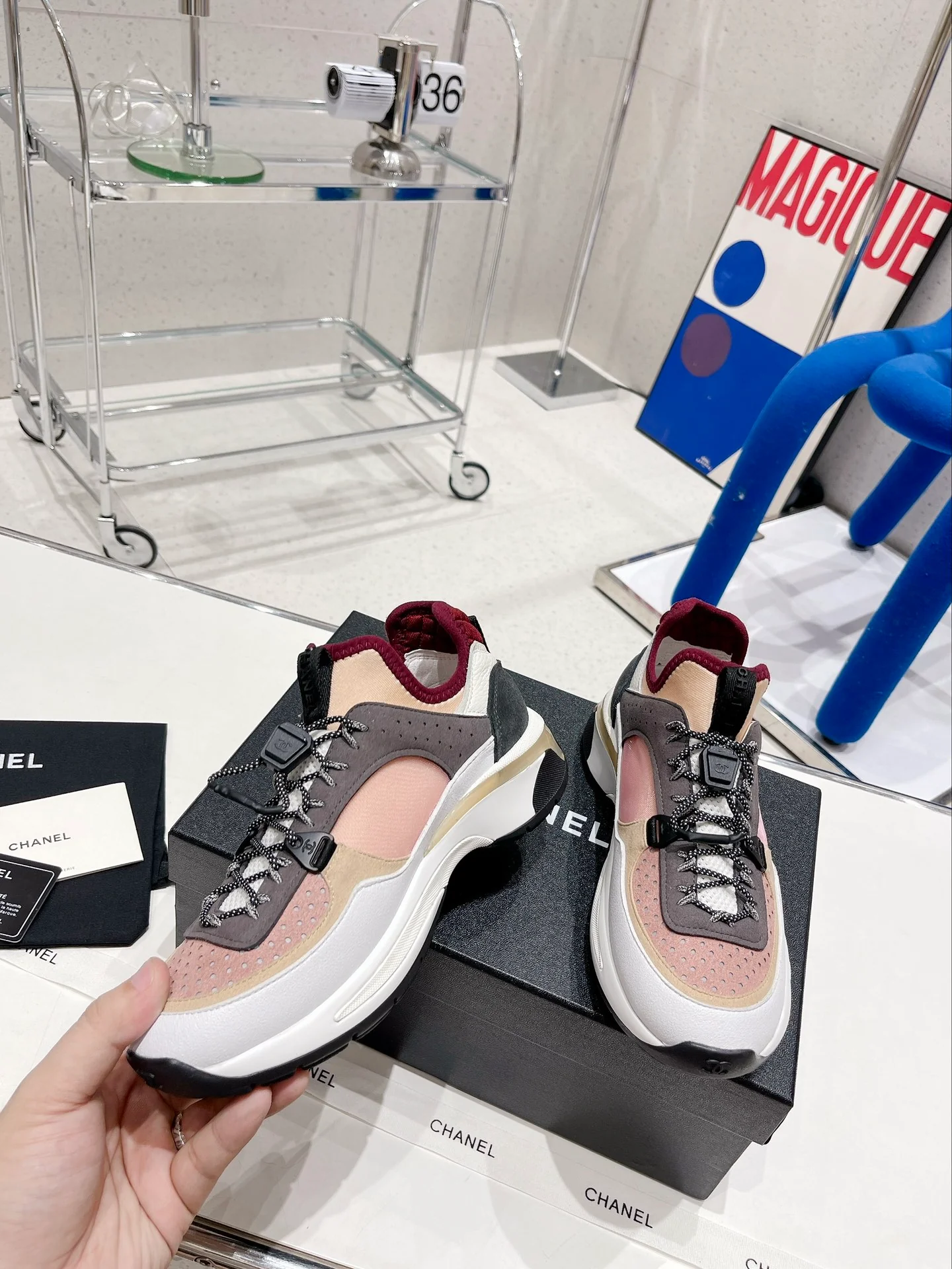 Новые поступления с показа Chanel весна/зима 2022 — повседневные кроссовки в стиле колор-блок — розовато-серый.