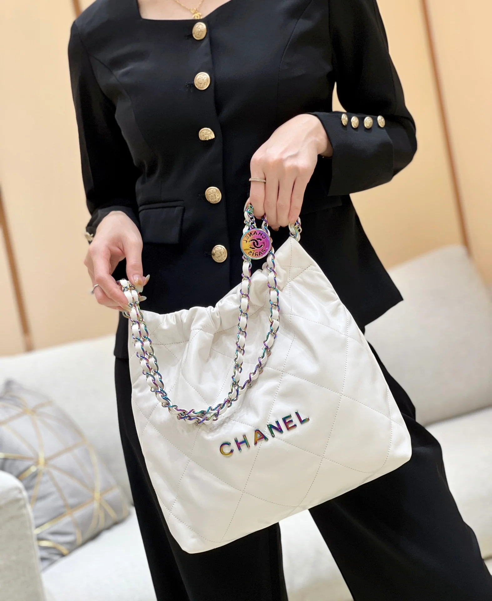 Новинка ранней весны в стиле Chanel — сумка Chanel 22, маленькая, белая.