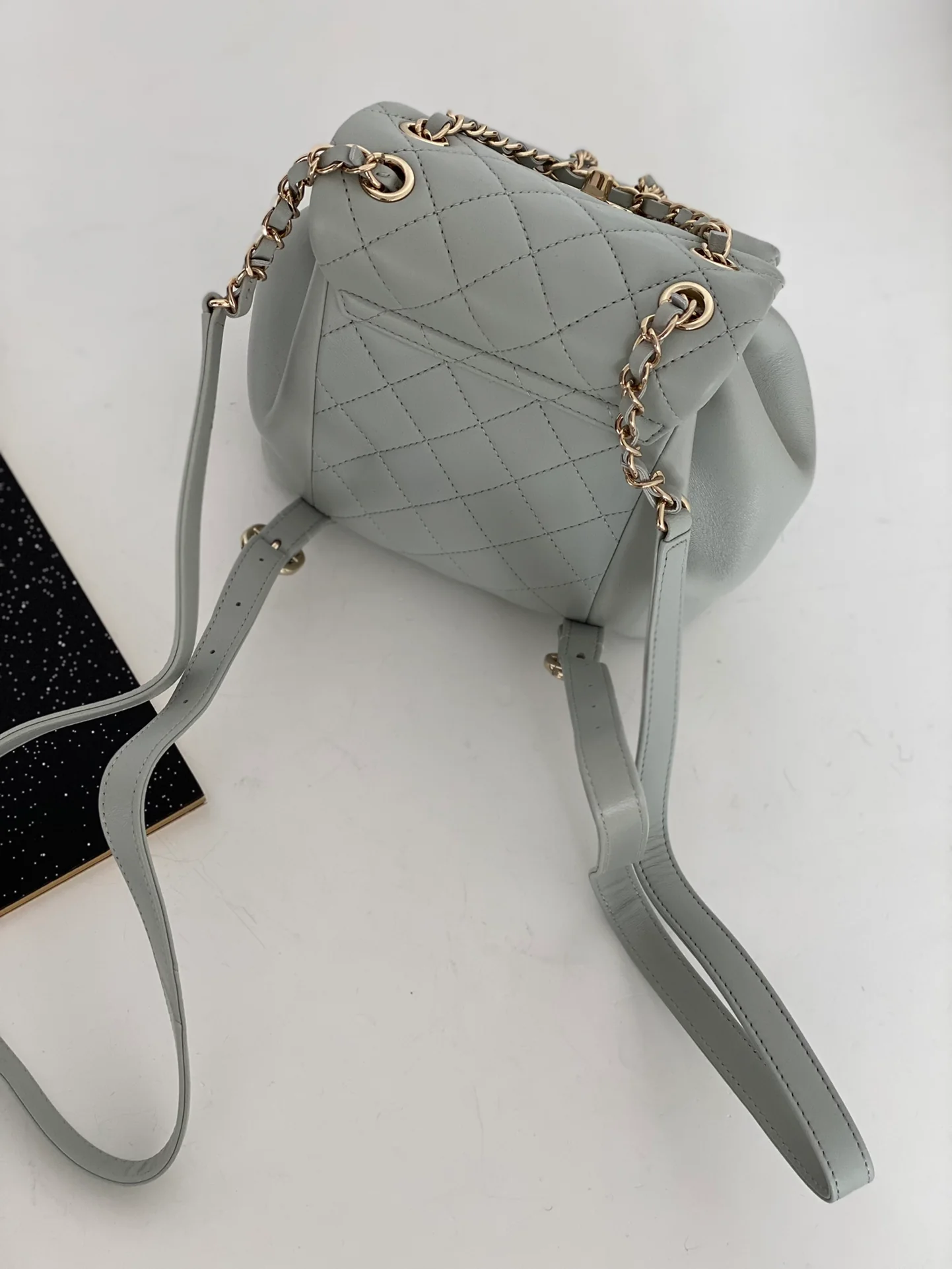 Новинка начала лета 2023 года от Chanel - Маленький рюкзак Duma - Серо-голубой