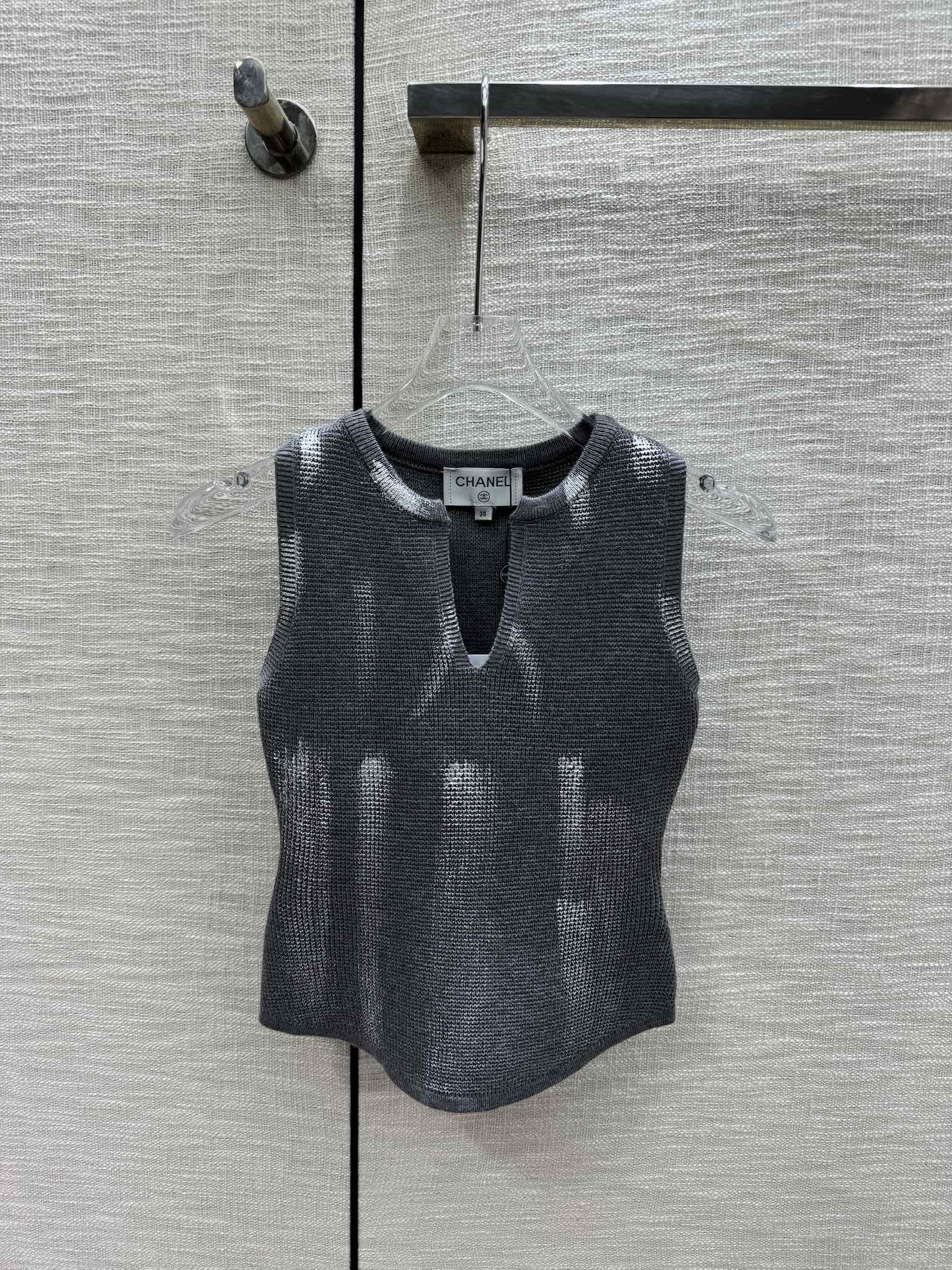 Вязаный жилет Chanel 2403 Graffiti с V-образным вырезом - темно-серый