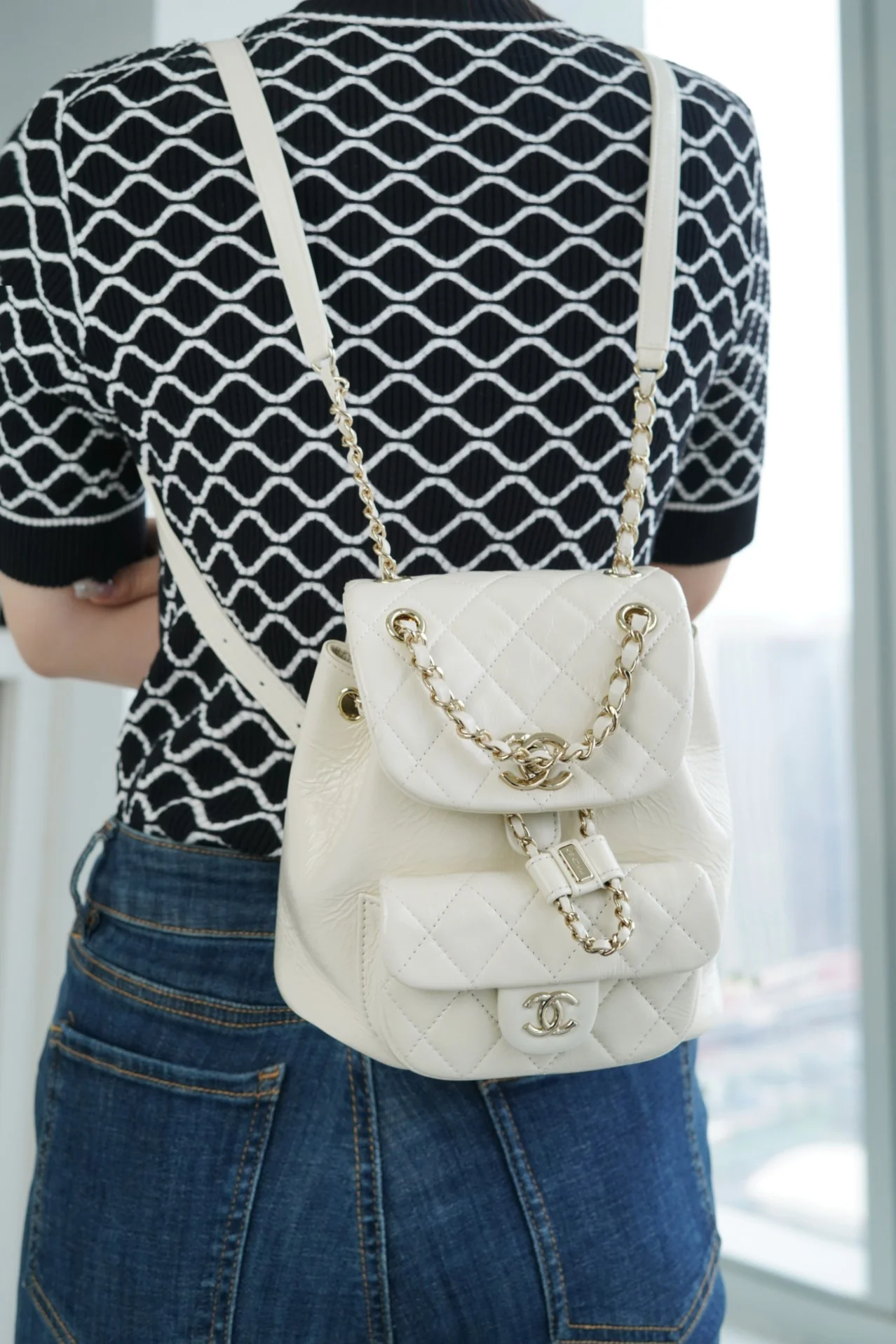 Рюкзак Chanel — белый, из вощеной кожи.