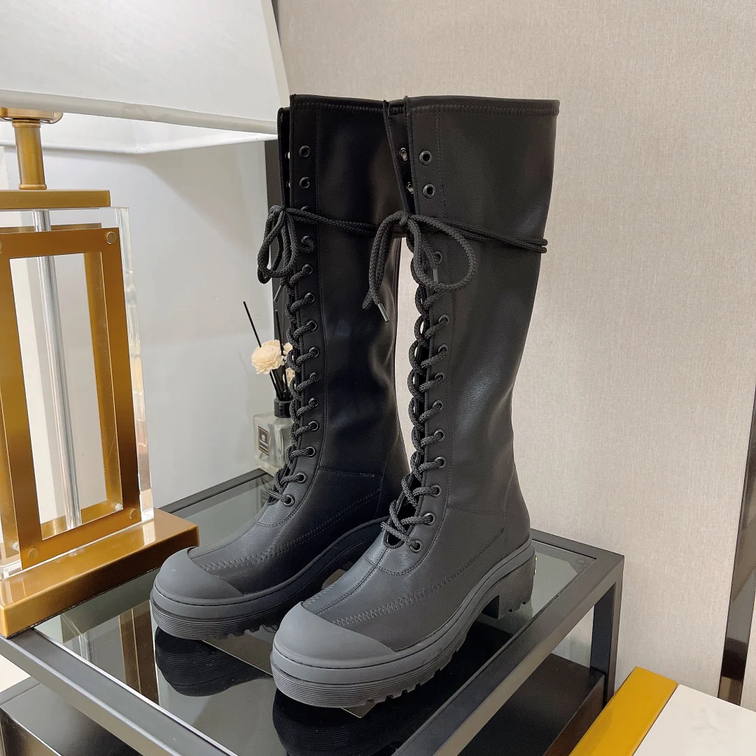 Новинка сезона осень/зима 2022 от Dior — ботинки на шнуровке.