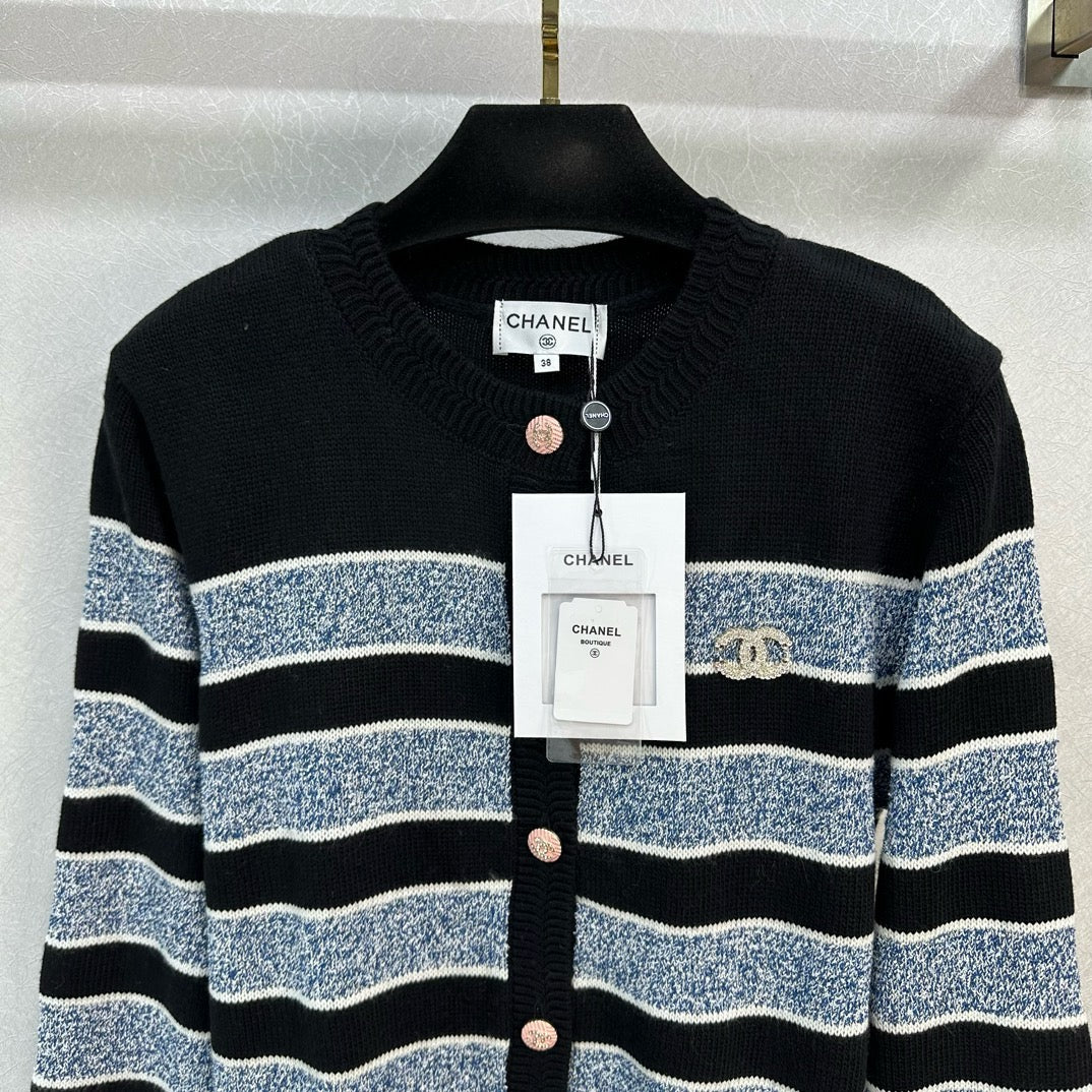 Роскошный кардиган Chanel с круглым вырезом и эмблемой, весна/лето 2024.