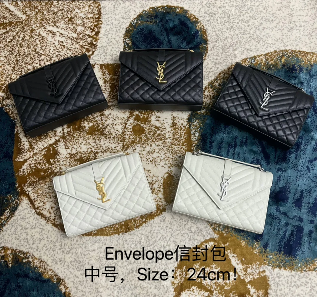 Стеганая сумка-конверт YSL Monogram Caviar V-образной формы, средний размер - Изображение из коллекции