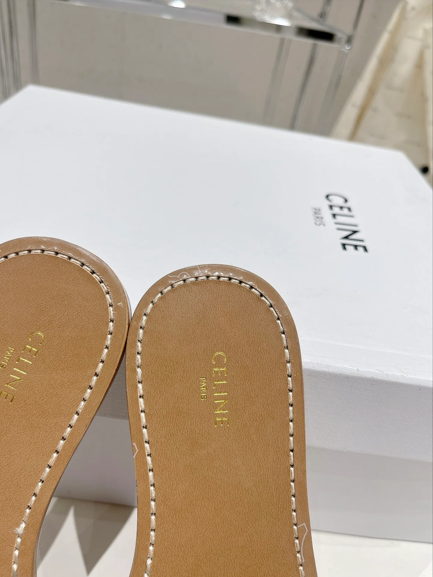 Новинка сезона весна/лето 2023 от Celine - Ретро-тапочки Arc de Triomphe - Черные