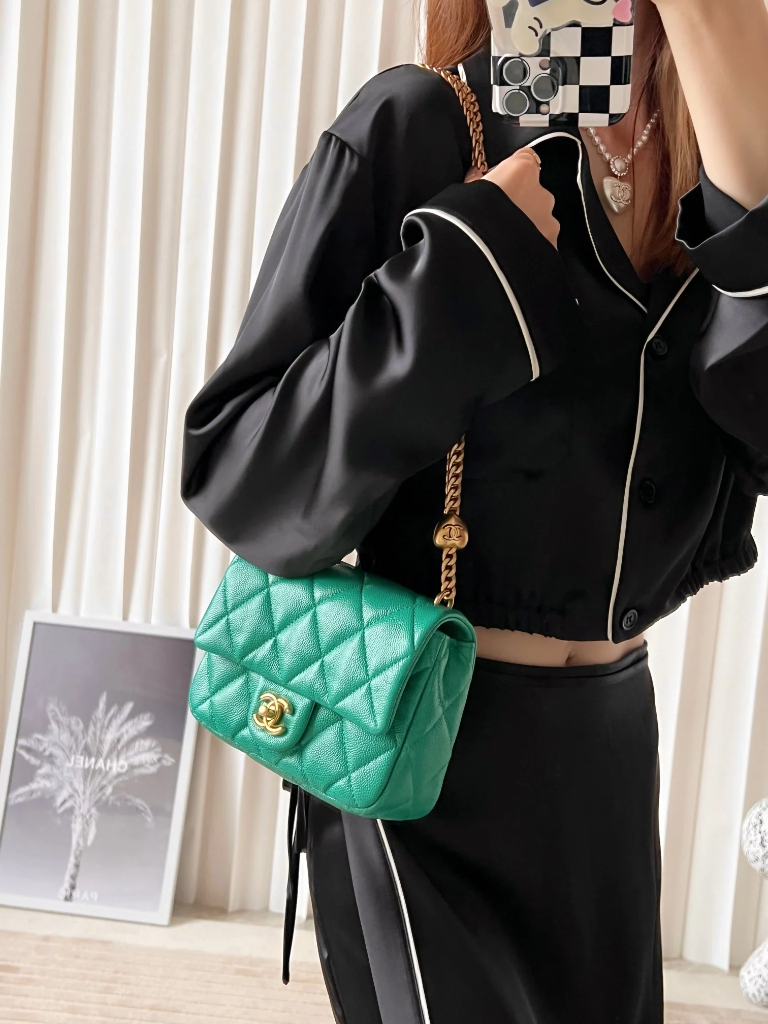 Новинка сезона весна/лето 2023 от Chanel - Сумка для тренировок в форме сердца - CF Bag - Маленький размер - Зеленый - Фотографии в одежде