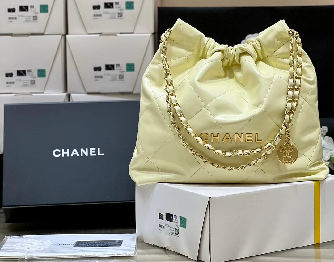 Новинка сезона весна/лето 2023 от Chanel - сумка 22 - средний размер - цвет 