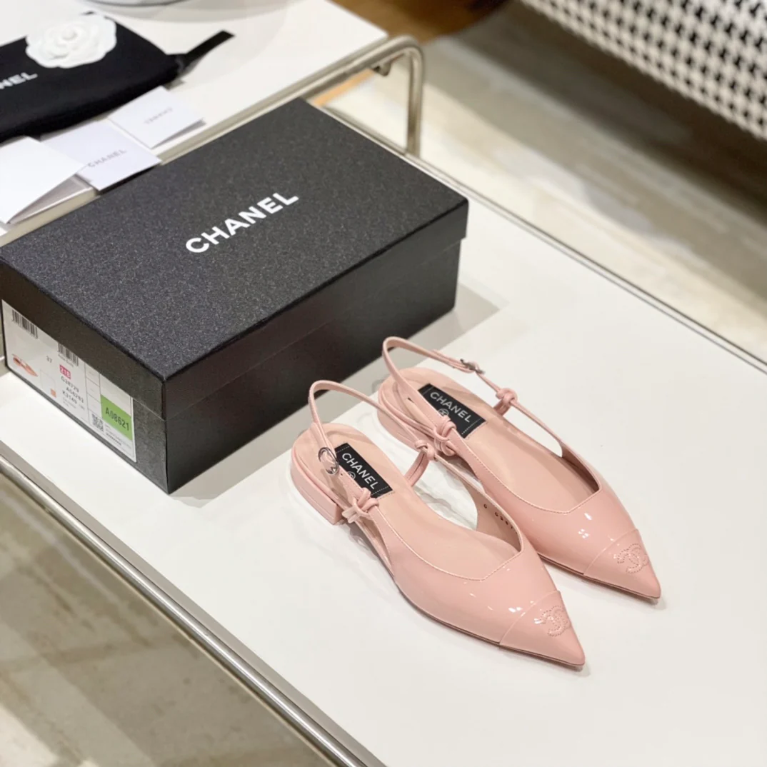 Сандалии Chanel с острым носком