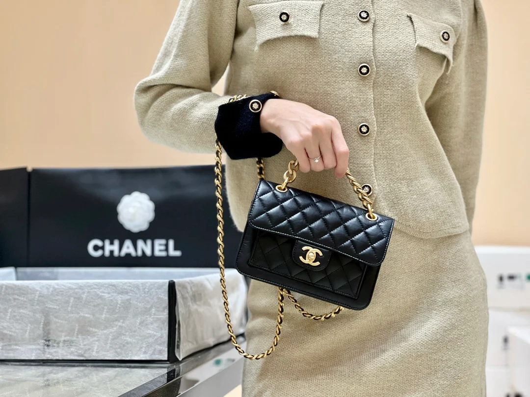 Новинка сезона весна/лето 2023 от Chanel - кожаная сумка Tofu Reissue - фотографии в действии.