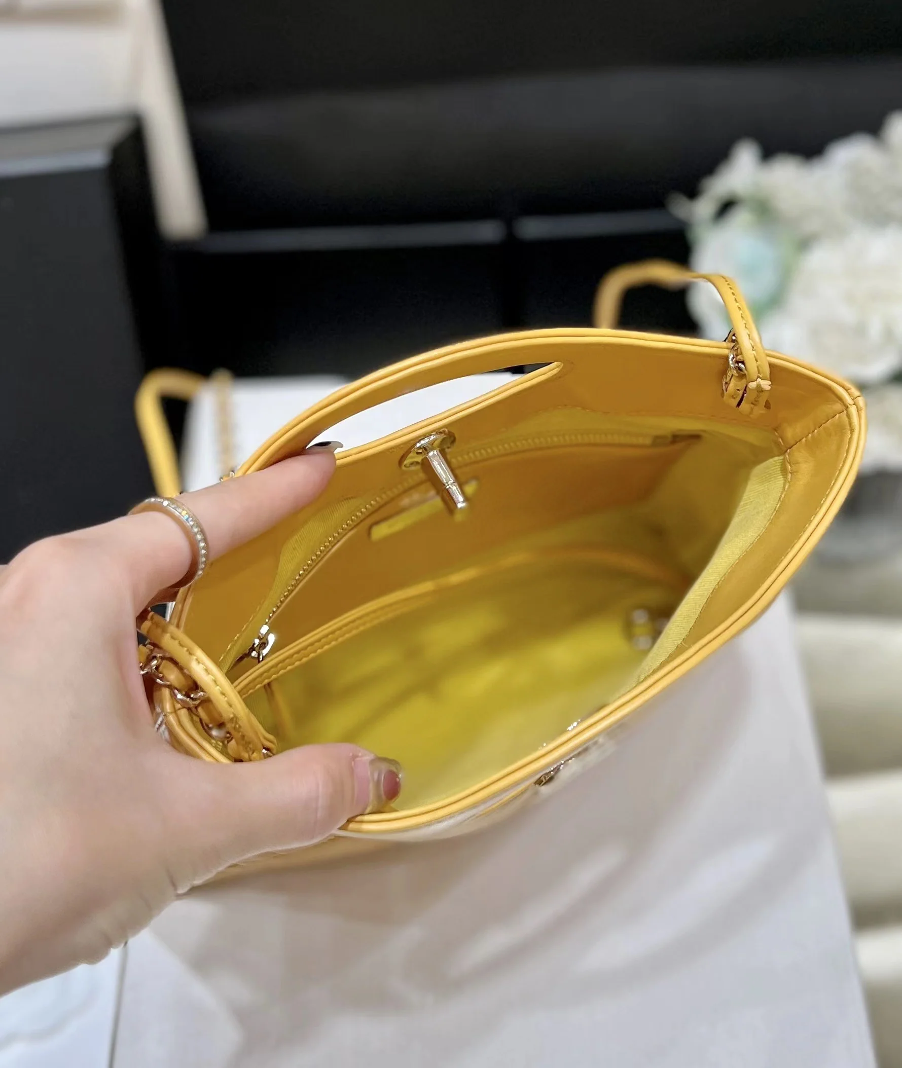 Коллекция Chanel Pre-Fall 2023 - сумка 31 - желтая - мини