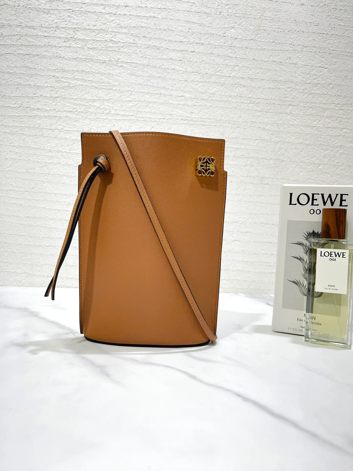 Чехол для телефона Loewe Dice Pocket series - кофейного цвета.
