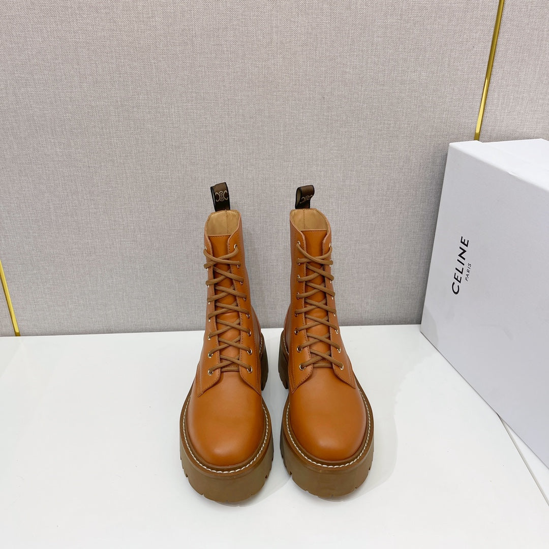 Новинка осенне-зимней коллекции Celine 2022 — кожаные ботильоны на шнуровке — в стиле Ян Ми — верблюжий цвет.
