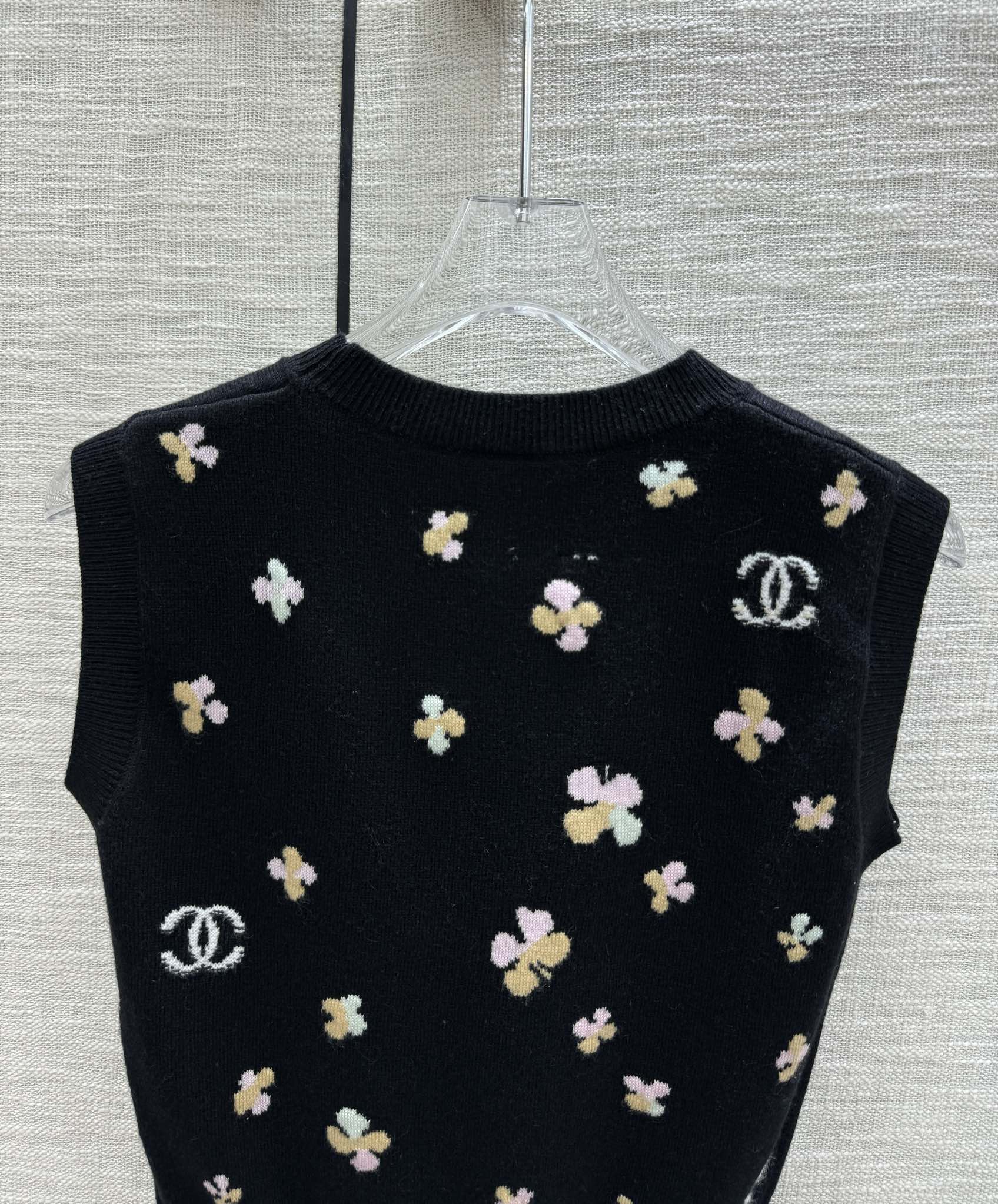 Chanel 2403-24 Коллекция ?Ранняя весна? Métiers d'Art — Вязаный жилет ?Клевер? — Черный