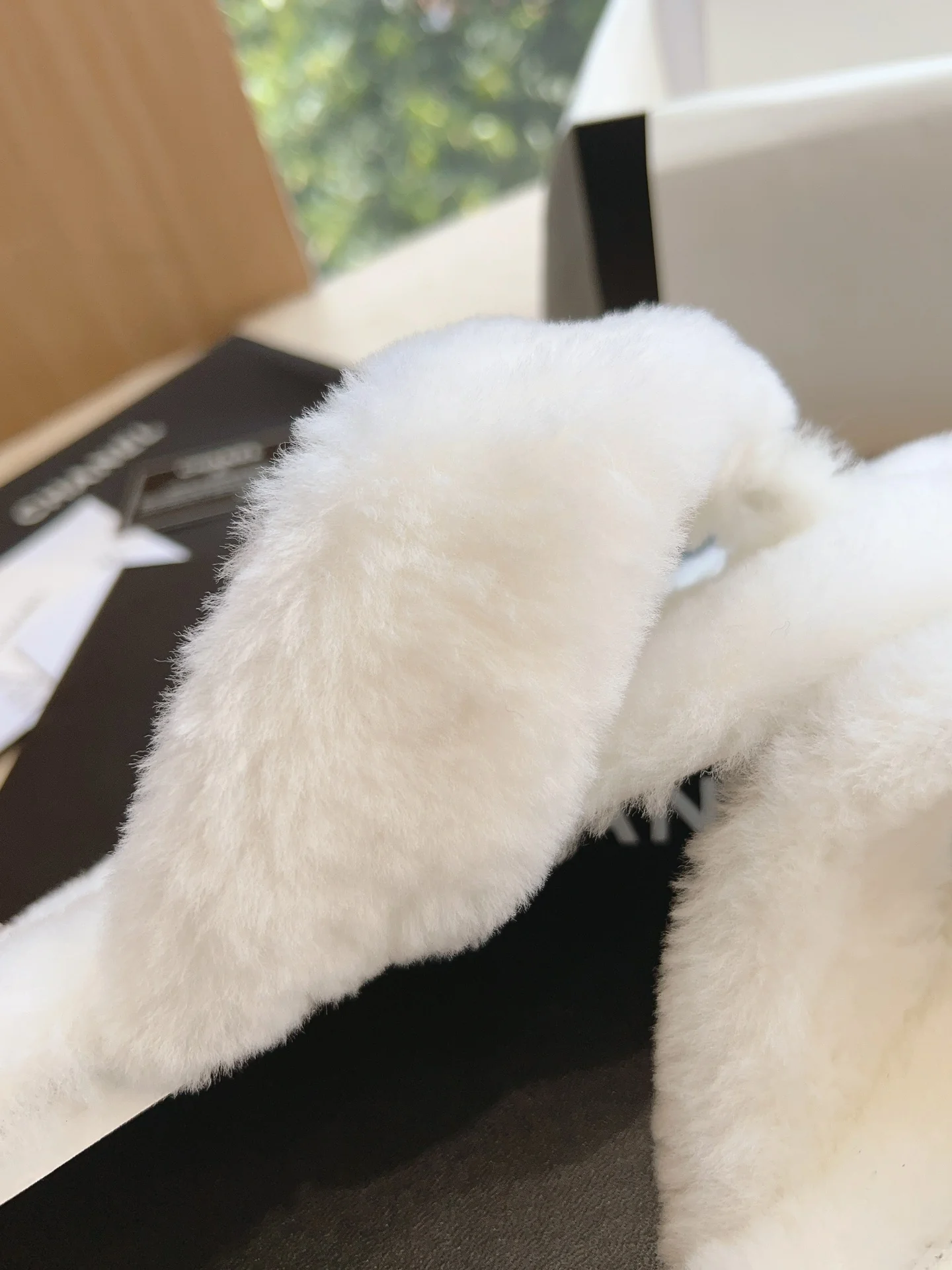 Новинка 2023 года от Chanel - Меховые шлепанцы - Белые