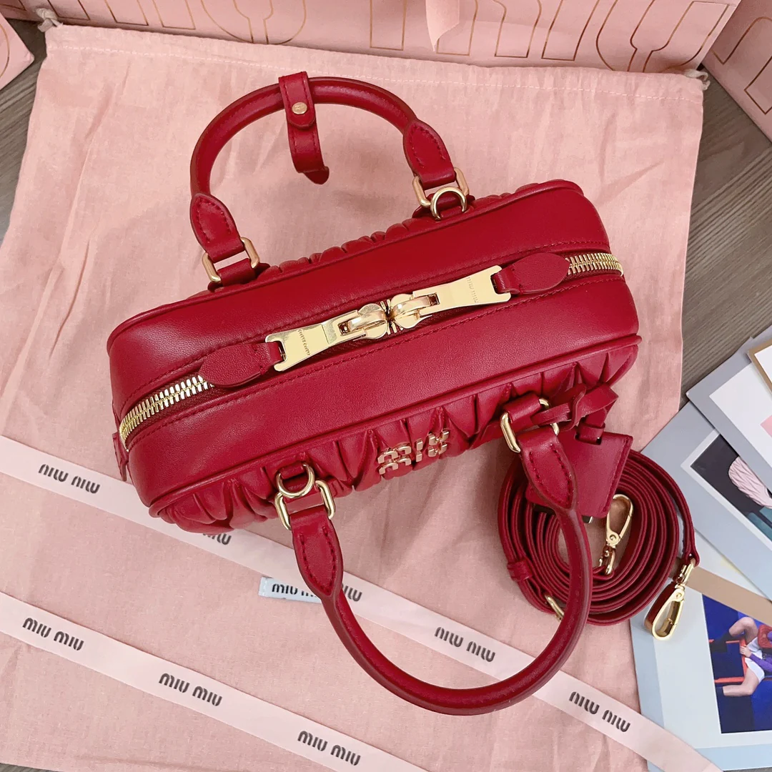 Сумка для боулинга Miu Miu 5bb142 с матовым узором - красная.