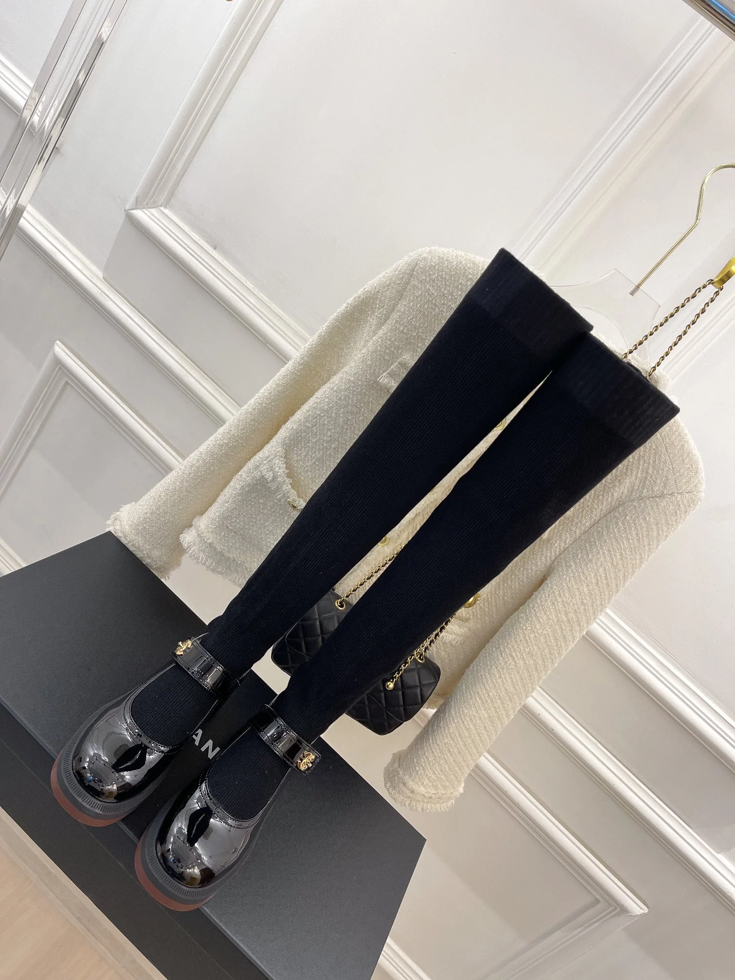 Новинки осенне-зимней коллекции Chanel 2023 — Ботильоны-носки — Кожаные туфли-носки