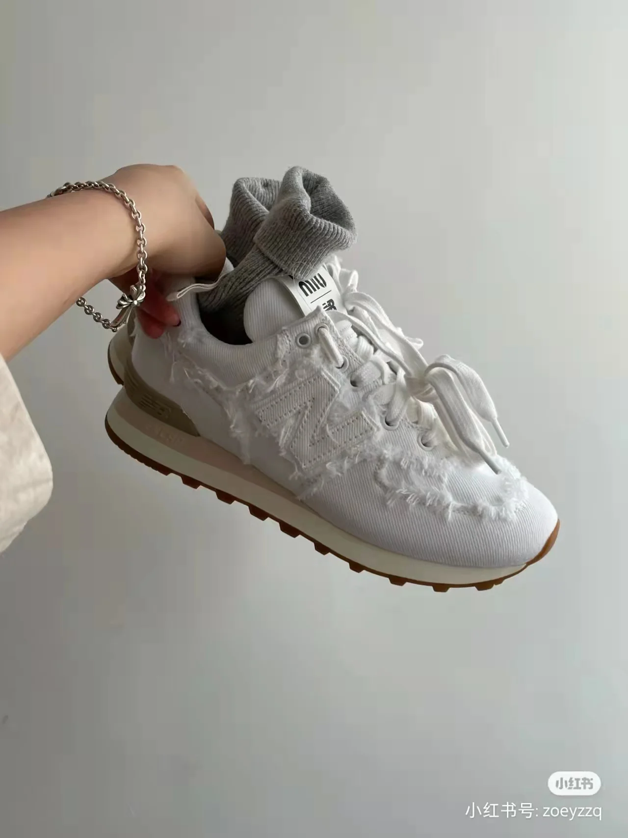 Повседневная обувь и кроссовки, созданные в сотрудничестве с Miu Miu.