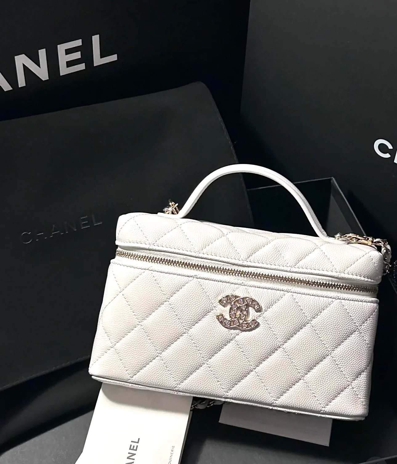 Сумка-ланчбокс Chanel 25p Limited Edition в форме сердца с бриллиантом — белая.