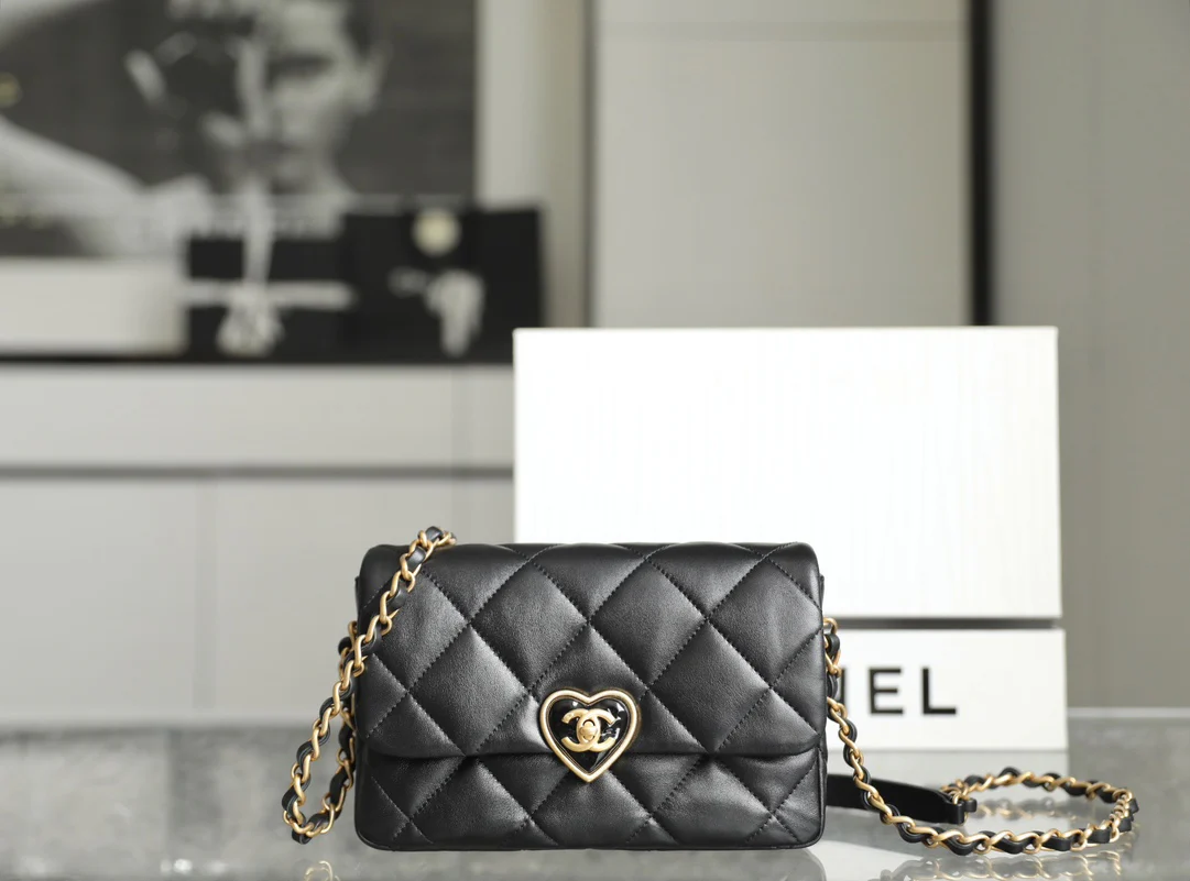 Новинка сезона весна/лето 2023 от Chanel - сумка с эмалированной пряжкой в ??форме сердца - черная - большой размер