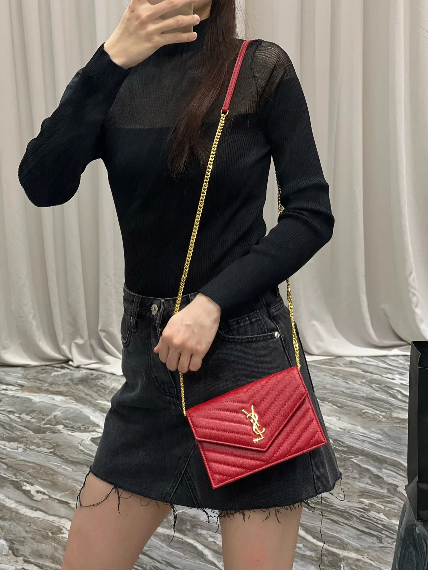 Сумка YSL WOC из икорной кожи, маленькая, красная.