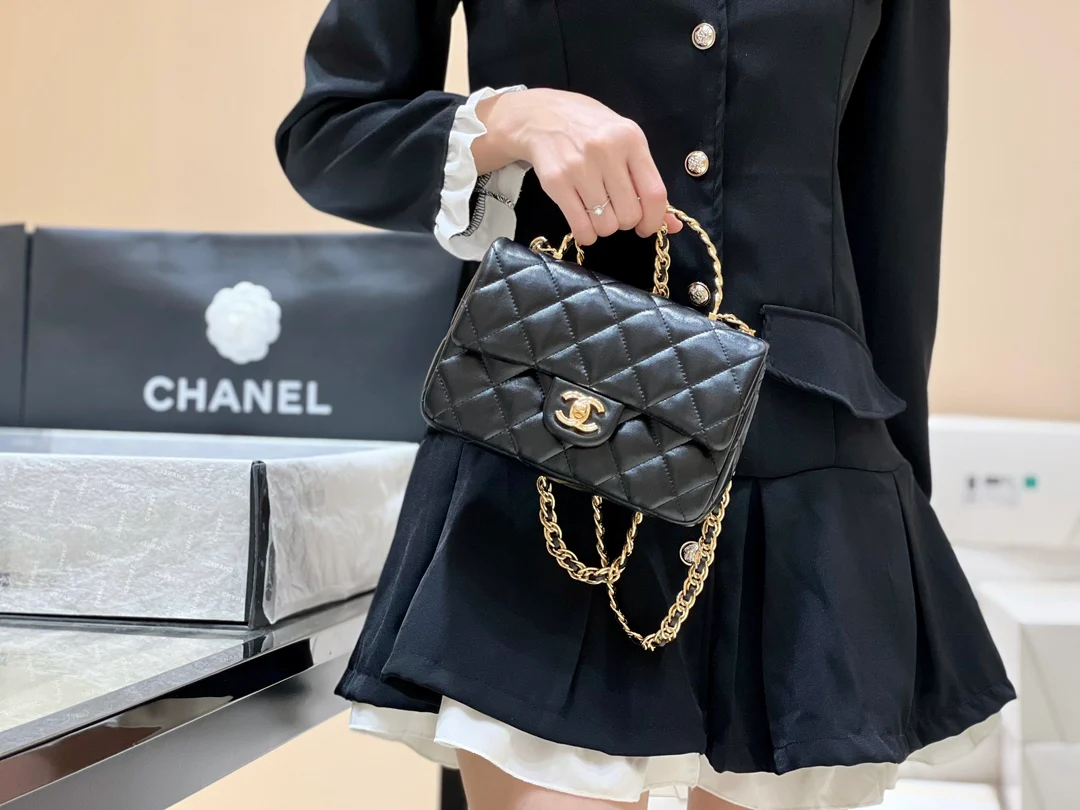 Новинка сезона весна/лето 2023 от Chanel - сумка из овечьей кожи CF - черная - 1 шт.