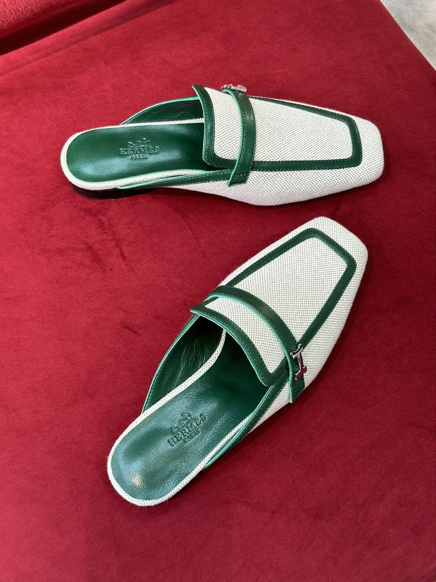 Новинка сезона весна/лето 2023 от Hermes - кожаные тапочки с квадратным носком - белые и зеленые.