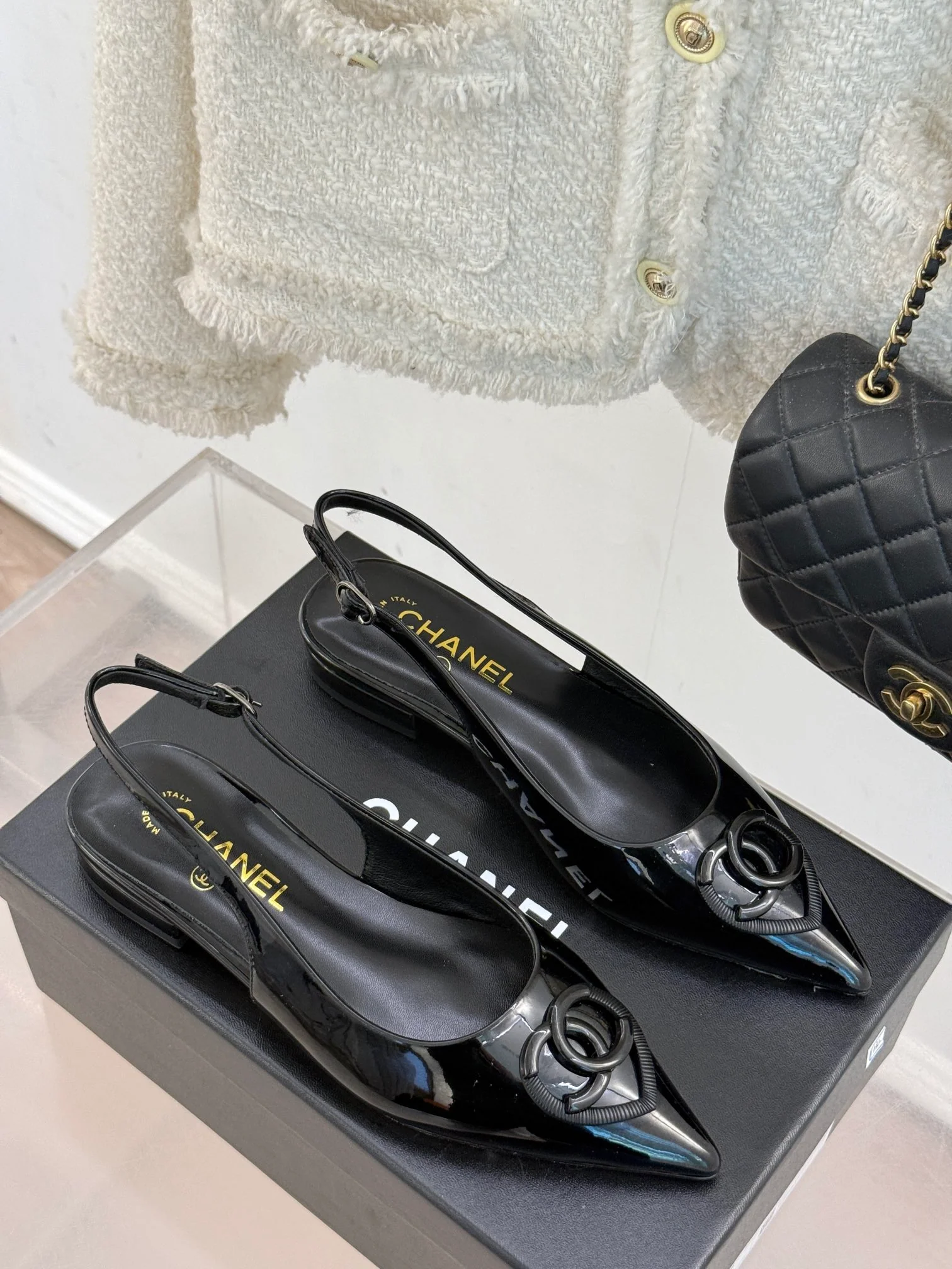 Сандалии Chanel 2024 с острым носком в форме сердца на низком каблуке - Черные - 1