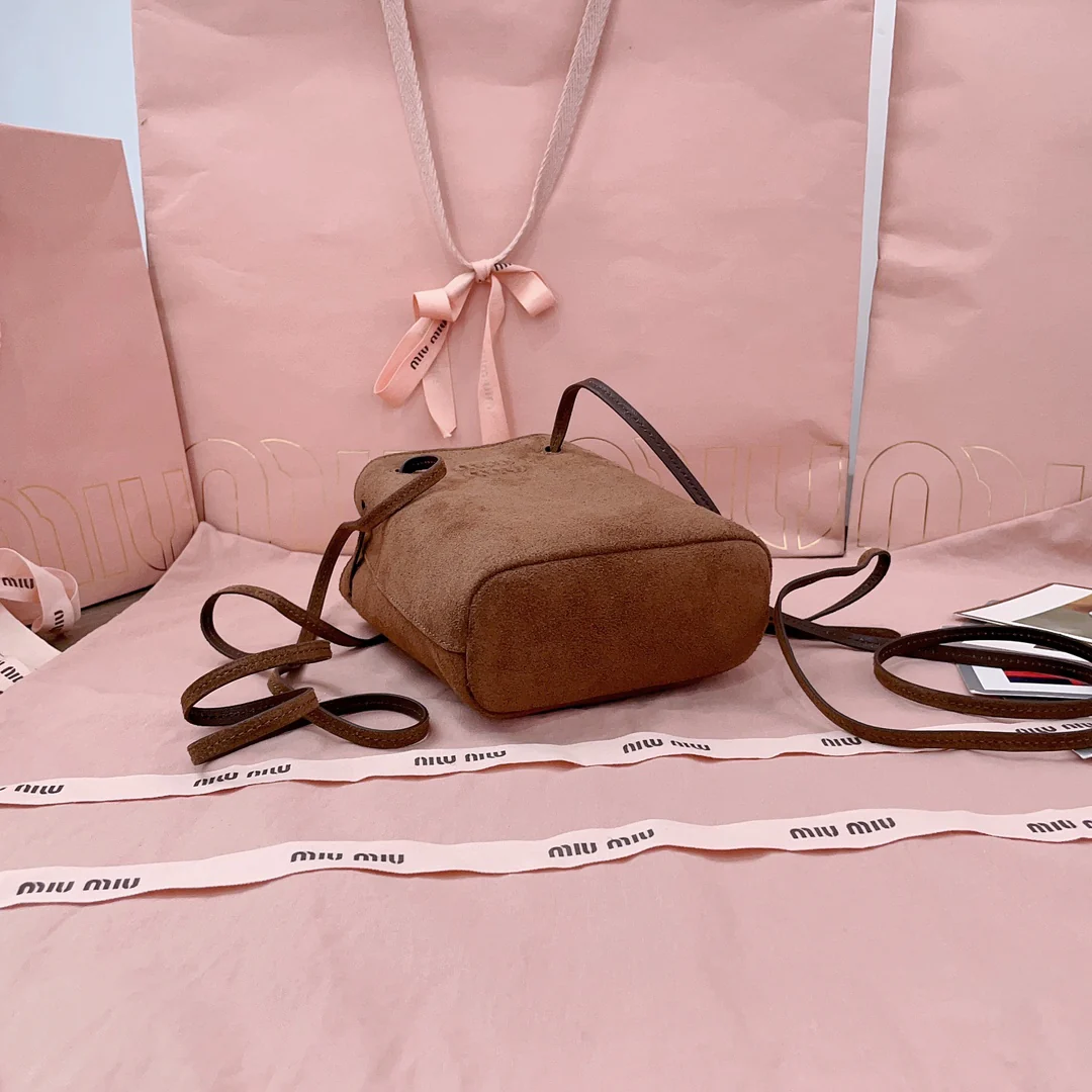 Мини-сумка-ведро Miu Miu 5nf460 из замши - коричневая