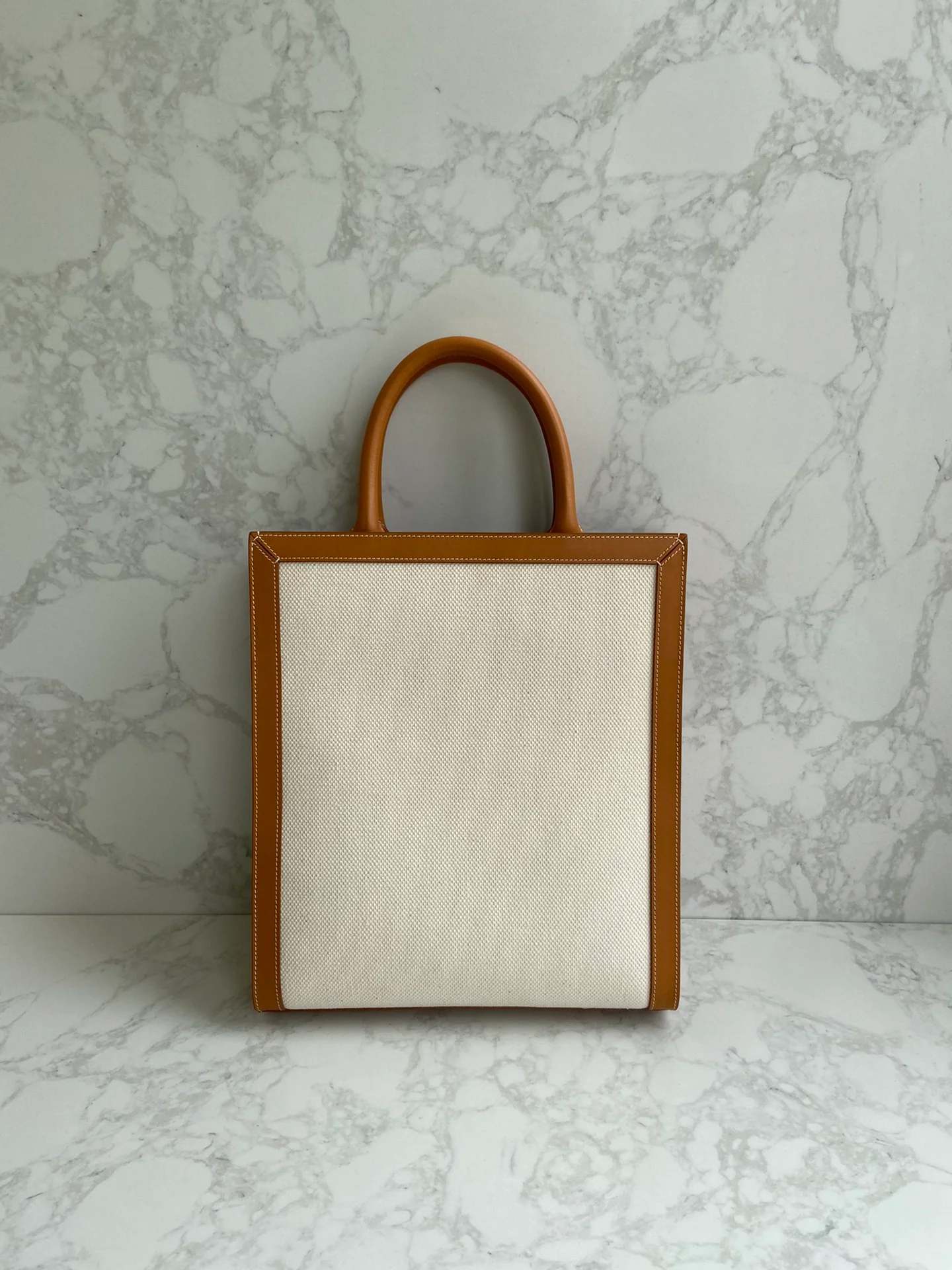 Вертикальная сумка Celine Cabas из канваса с принтом и телячьей кожи.