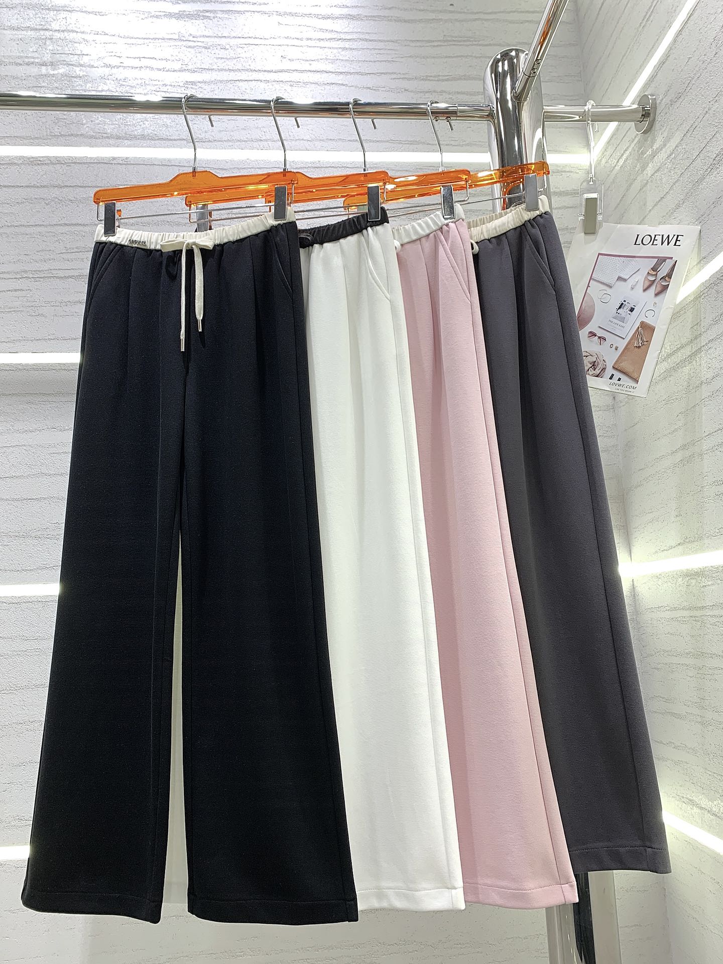 Chanel 2403 - Новые брюки с цветовыми блоками, зауженной талией, плиссировкой и широкими штанинами.