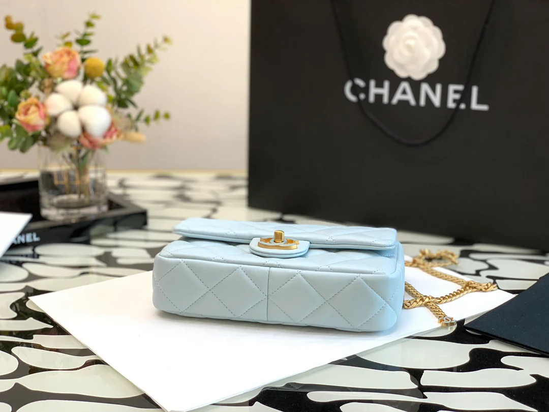 Новинка 2022 года от Chanel - квадратная сумка-клатч с эмалированной пуговицей - 21 см - 2