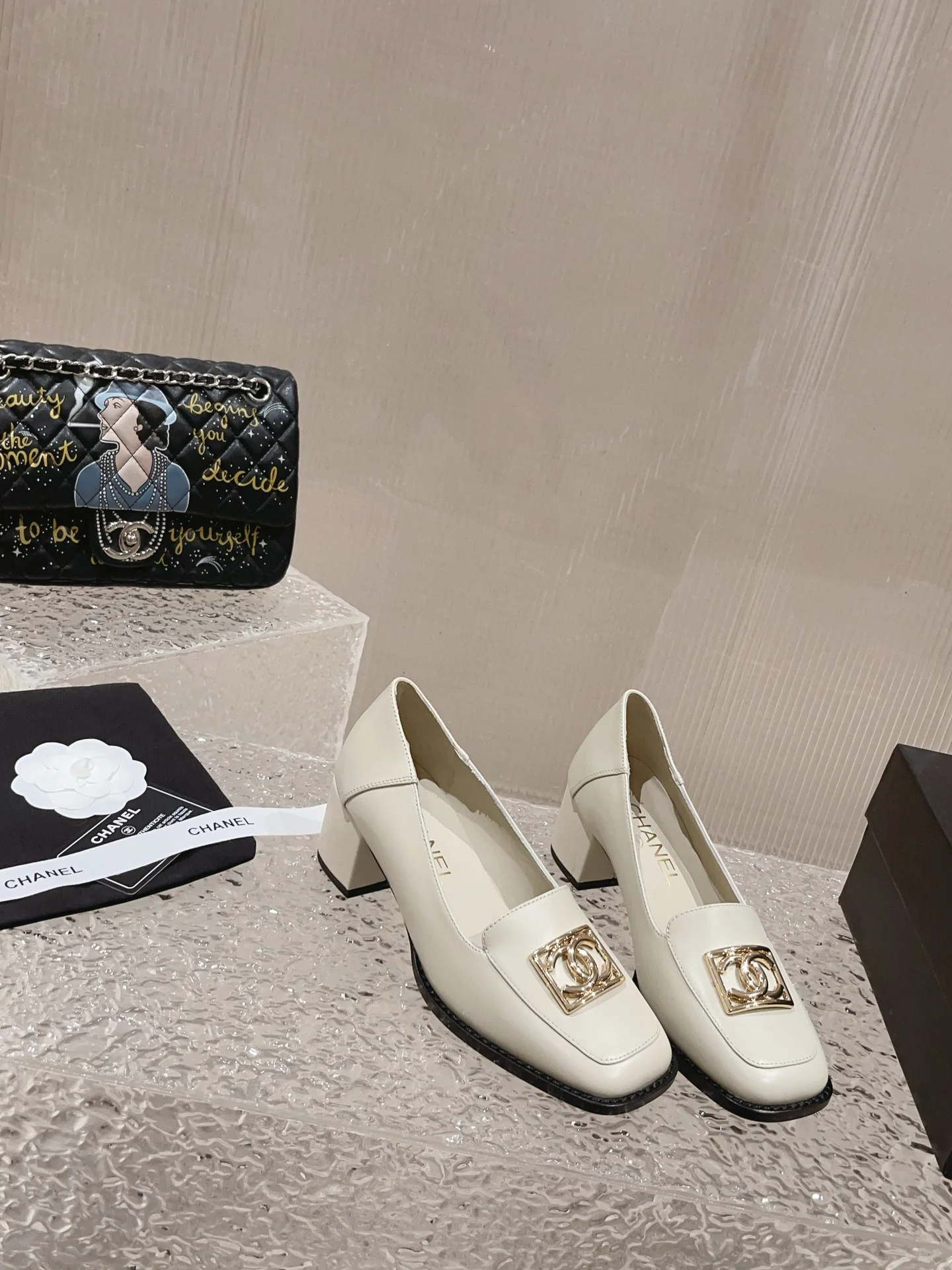 Новинка 2023 года от Chanel - балетки на массивном каблуке из овечьей кожи - 6 см - белые