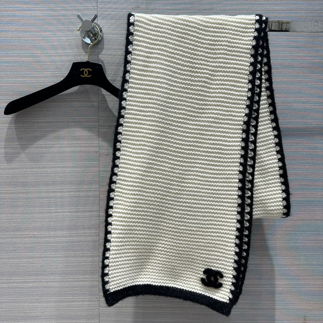 Новый шарф Chanel Double C с бахромой по краю, коллекция осень/зима 2023, белый.