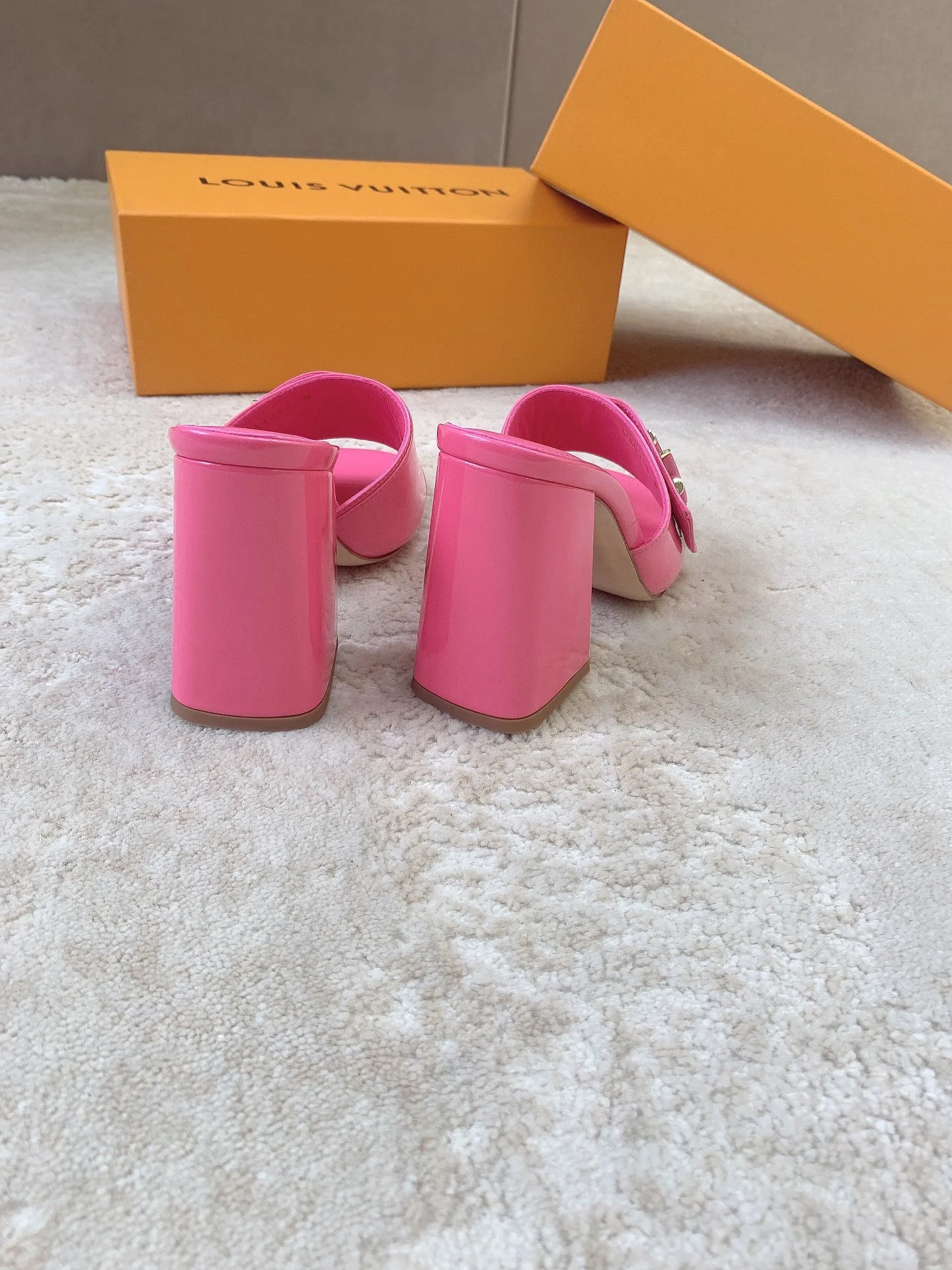 Новинка сезона весна/лето 2023 от LV - Туфли на высоком каблуке - Ярко-розовые