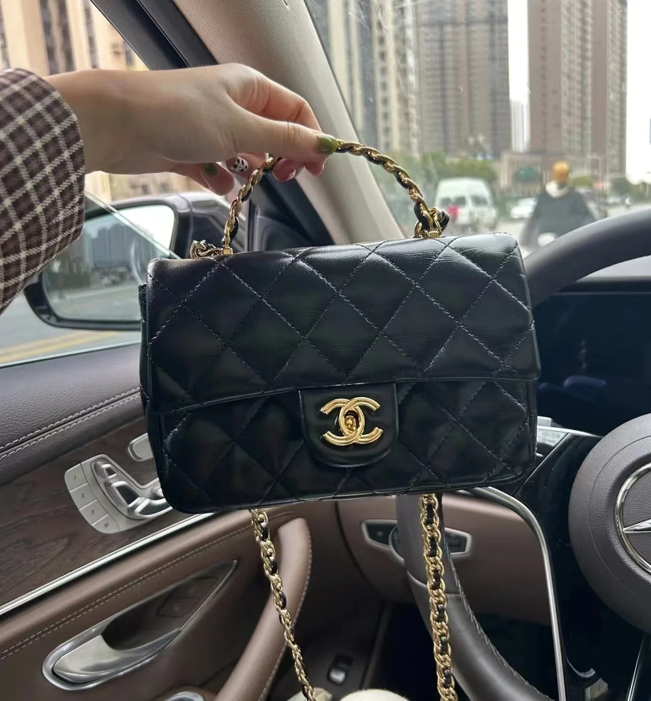 Ручка сумки Chanel 23a CF со стразами - черная