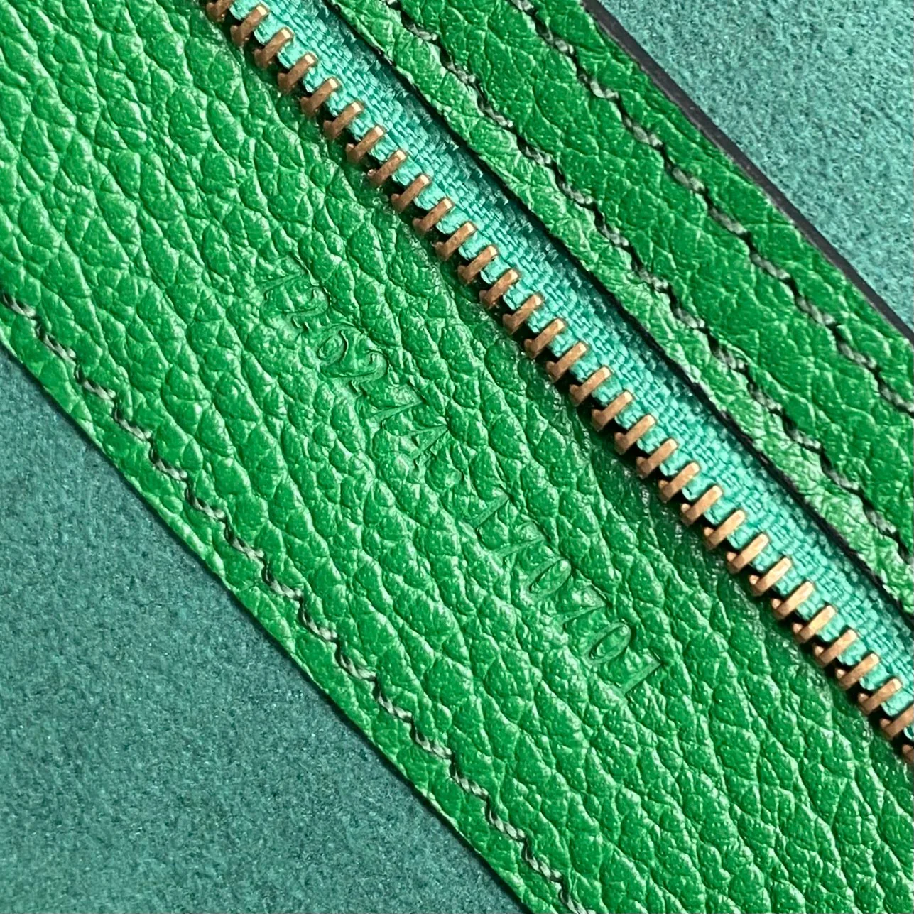 Весенняя коллекция Gucci 2023 — сумка через плечо ?Полумесяц?