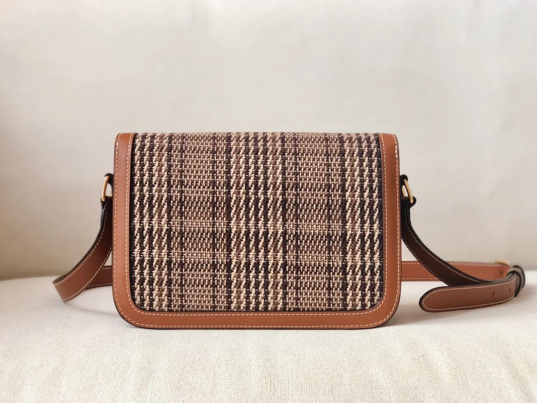 Сумка Celine Triomphe Medium из искусственной кожи и кожи вагю, в желто-коричневой клетке ?гусиная лапка?.