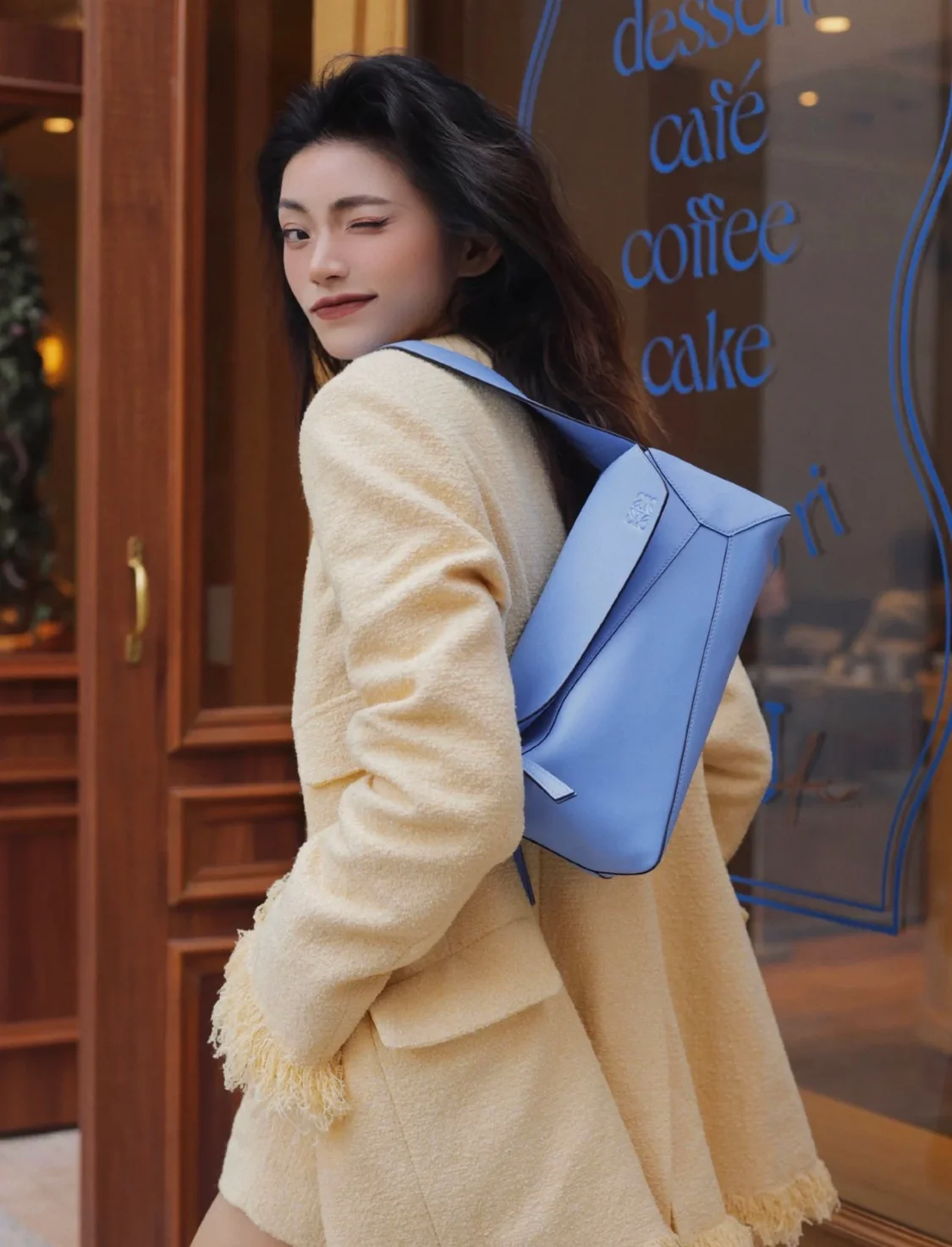 Сумка-хобо Loewe Puzzle, светло-голубая (на фото).