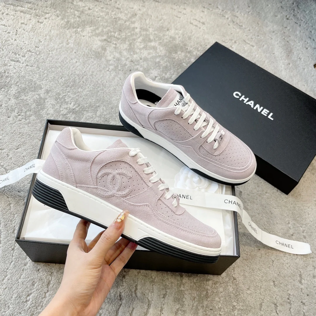 Новинка сезона весна/лето 2023 от Chanel - Кроссовки из телячьей кожи - Телесно-фиолетовые