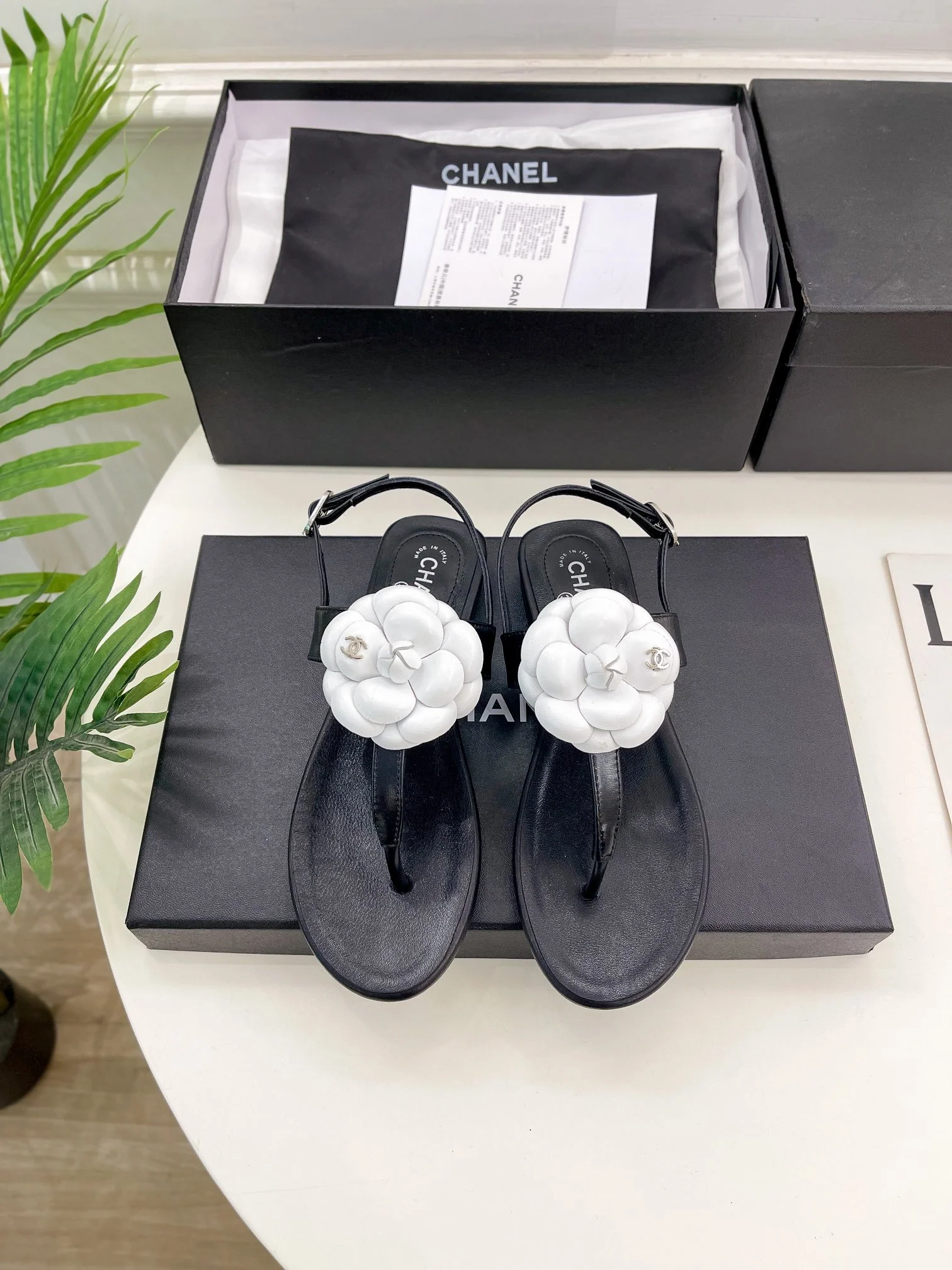 Новинка сезона весна/лето 2023 от Chanel - сандалии Camellia - черные.