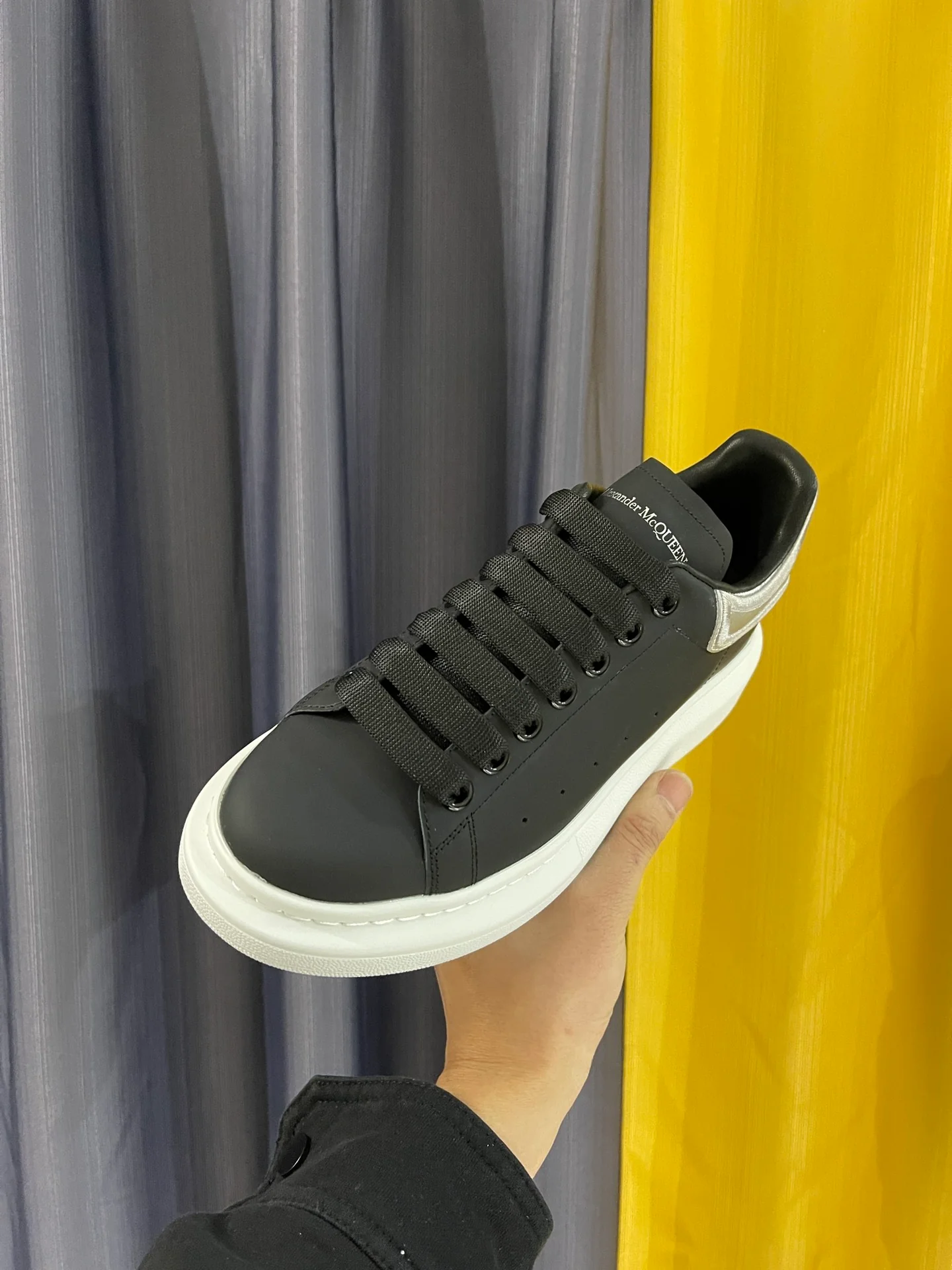 Классические белые кроссовки McQueen - унисекс - черные с вышитой серебристой задней частью - премиум-издание