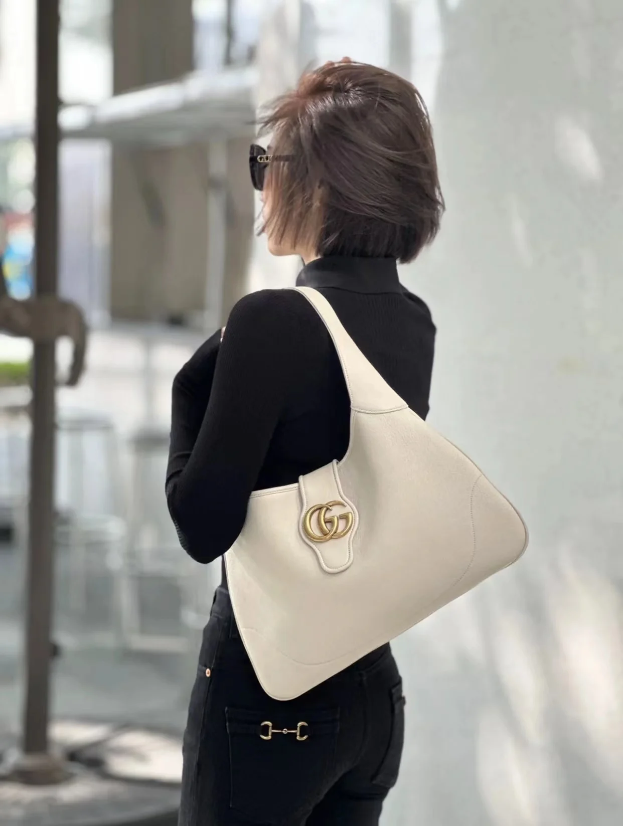 Весенняя коллекция Gucci 2023 — Сумка через плечо ?Полумесяц? — Белая — Фотографии в одежде.