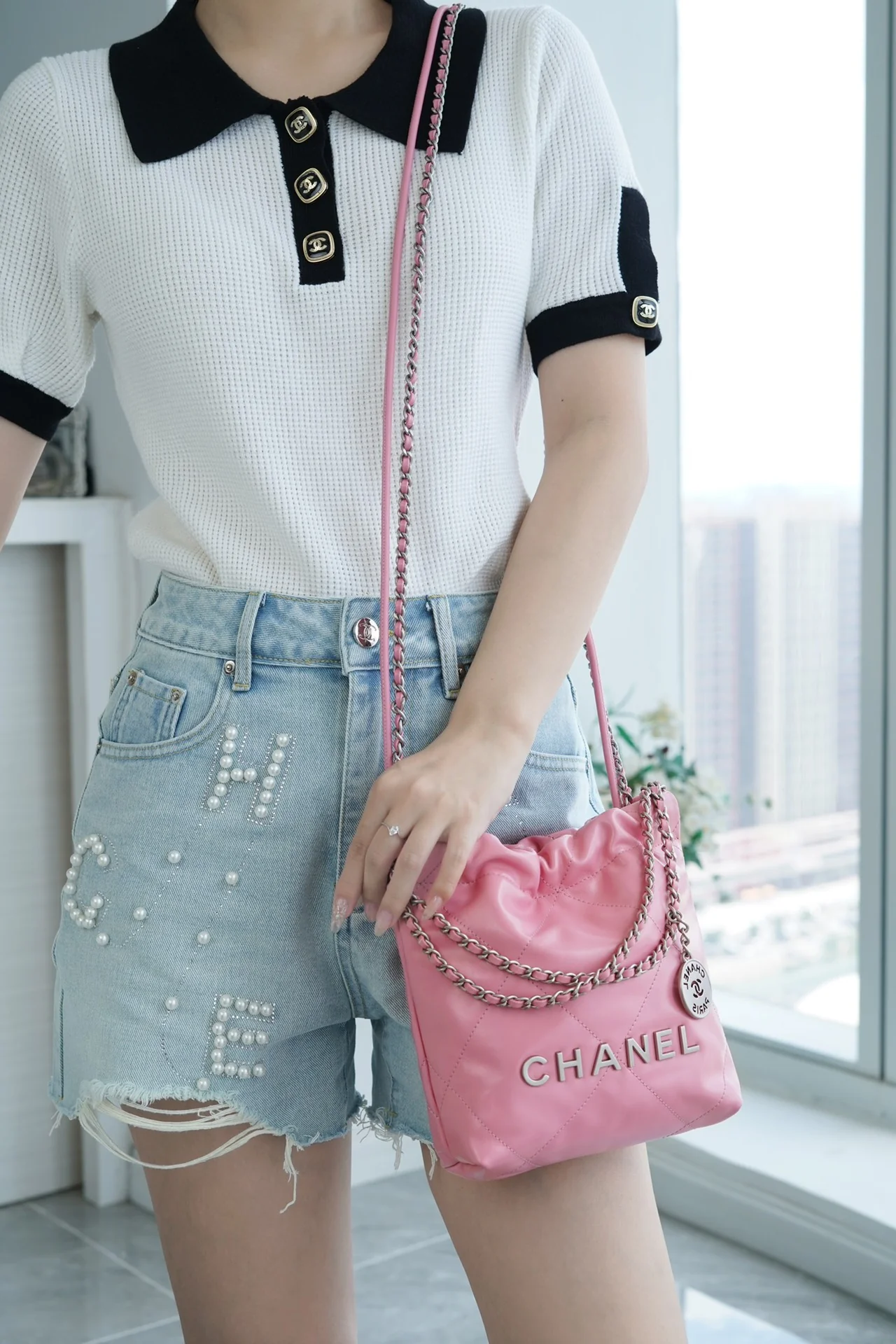 Новинка сезона весна/лето 2023 от Chanel - сумка 22 - мини - розовая с серебряной пряжкой