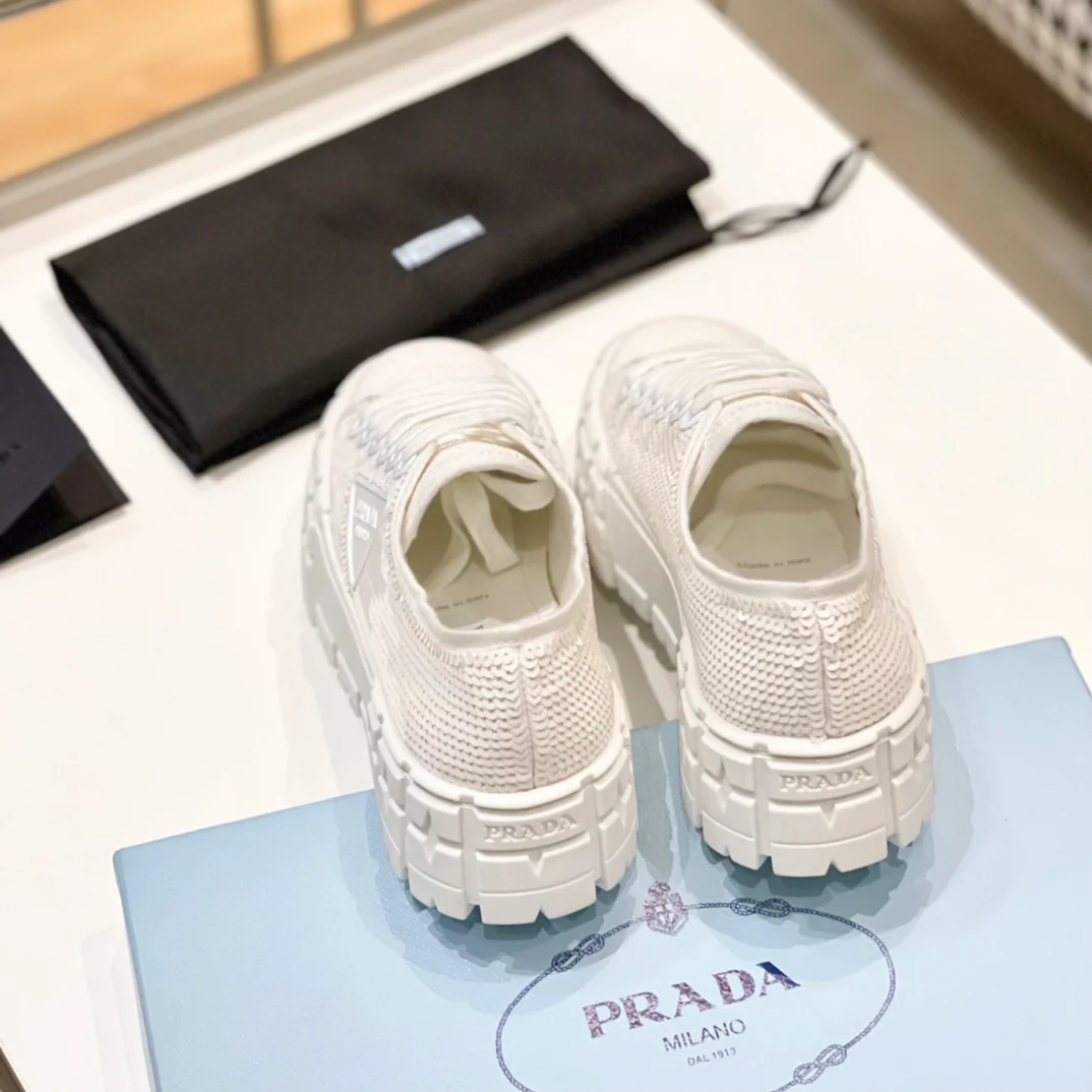 Обувь Prada - кроссовки Prada на платформе с пайетками - белые